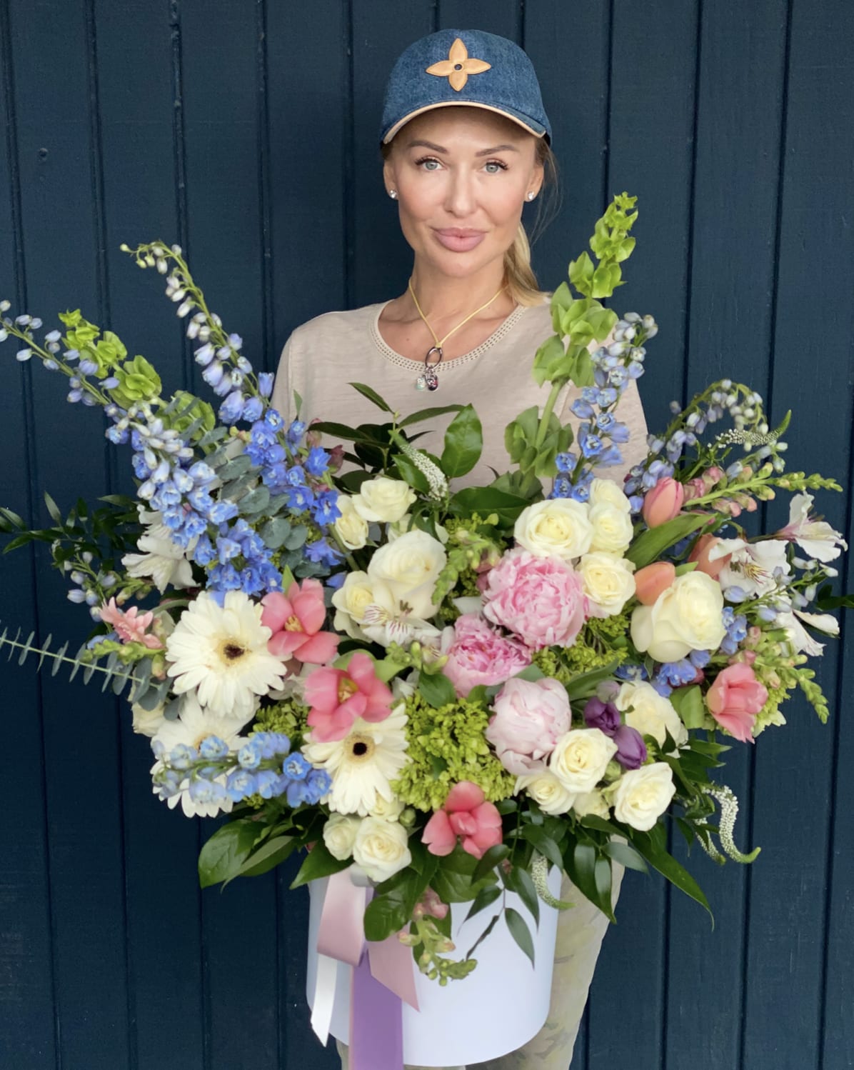 Sweet Dreams - Sweet Dreams bouquet beautiful addition to any event.  ▪️ Delivery to their door Each bouquet is unique and is prepared by an expert florist and our customer service team is at your service to ensure the best experience possible.  ▪️Bouquets you can enjoy for longer Some flowers arrive a little closed to ensure extra freshness and protection during shipping. Enjoy the magic of seeing them fully bloom.