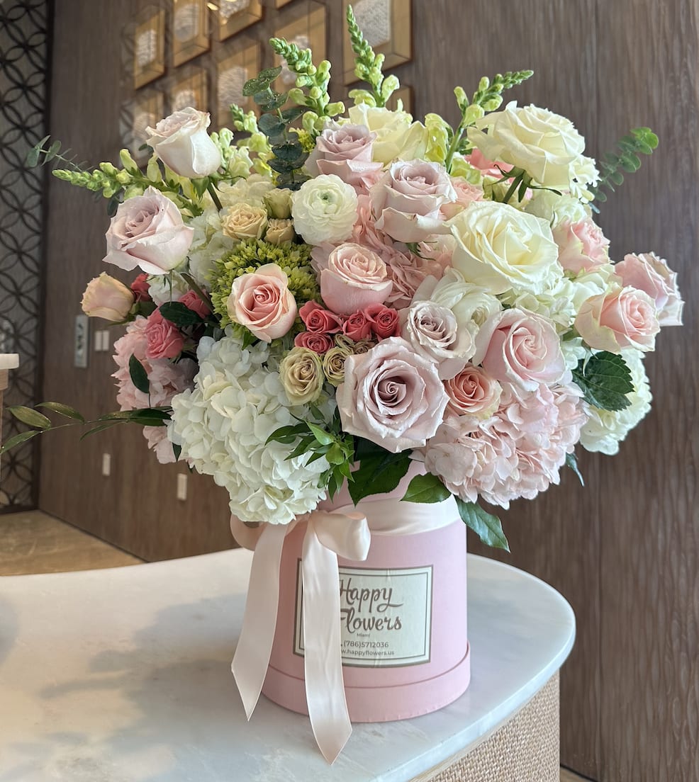 Sunny Breeze - Mix flowers in a box.   ▪️ Delivery to their door Each bouquet is unique and is prepared by an expert florist and our customer service team is at your service to ensure the best experience possible.  ▪️Bouquets you can enjoy for longer Some flowers arrive a little closed to ensure extra freshness and protection during shipping. Enjoy the magic of seeing them fully bloom.