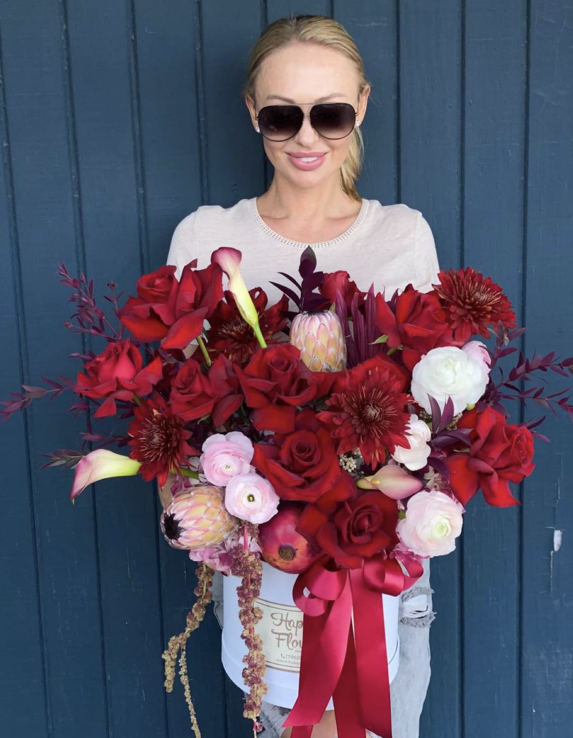 Red Harmony - Mix flowers in a box. We can use different colors of box.  ▪️ Delivery to their door Each bouquet is unique and is prepared by an expert florist and our customer service team is at your service to ensure the best experience possible.  ▪️Bouquets you can enjoy for longer Some flowers arrive a little closed to ensure extra freshness and protection during shipping. Enjoy the magic of seeing them fully bloom