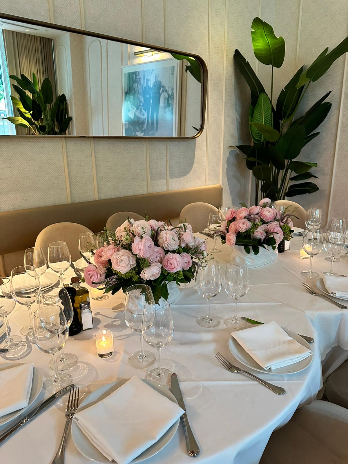 Event with ranunculus decorated - Event with ranunculus decorated  Standard version set of 2 vases with ranunculus   Delux version set of 3 vases with ranunculus   Premium version set 3 vases with ranunculus plus napkins decorated for 12 peoples 