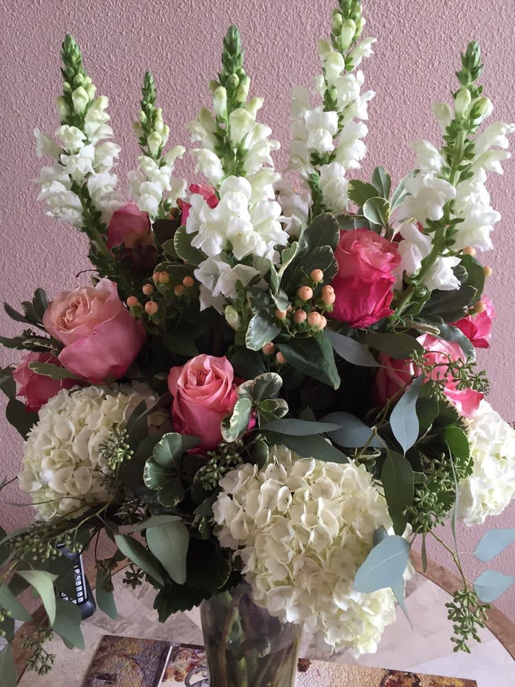 Pink roses and white snapdragons in a glass vase