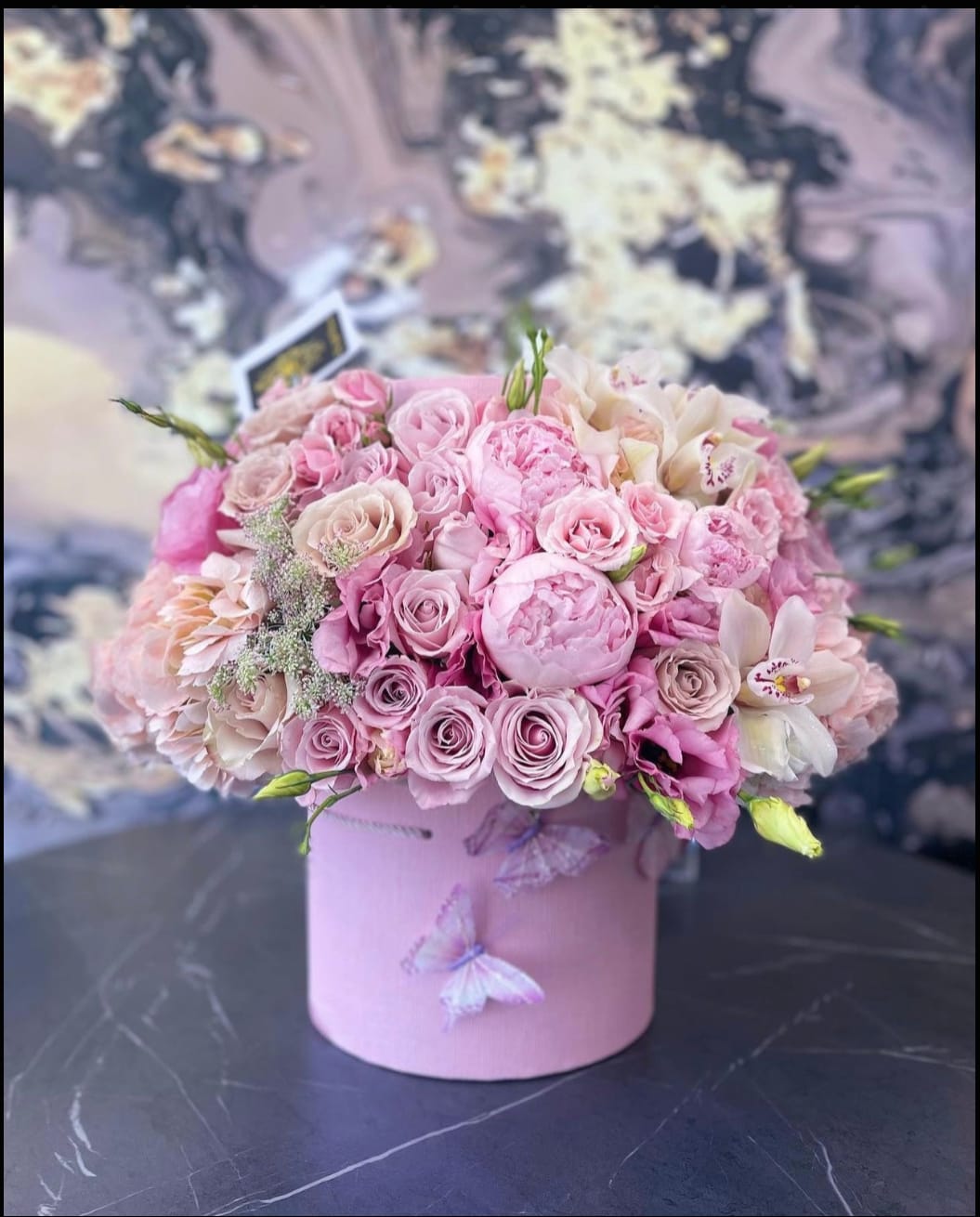 Pink rose bouquet in a round pink hat box