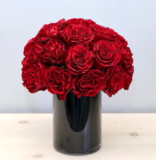 Red rose bouquet in a black vase