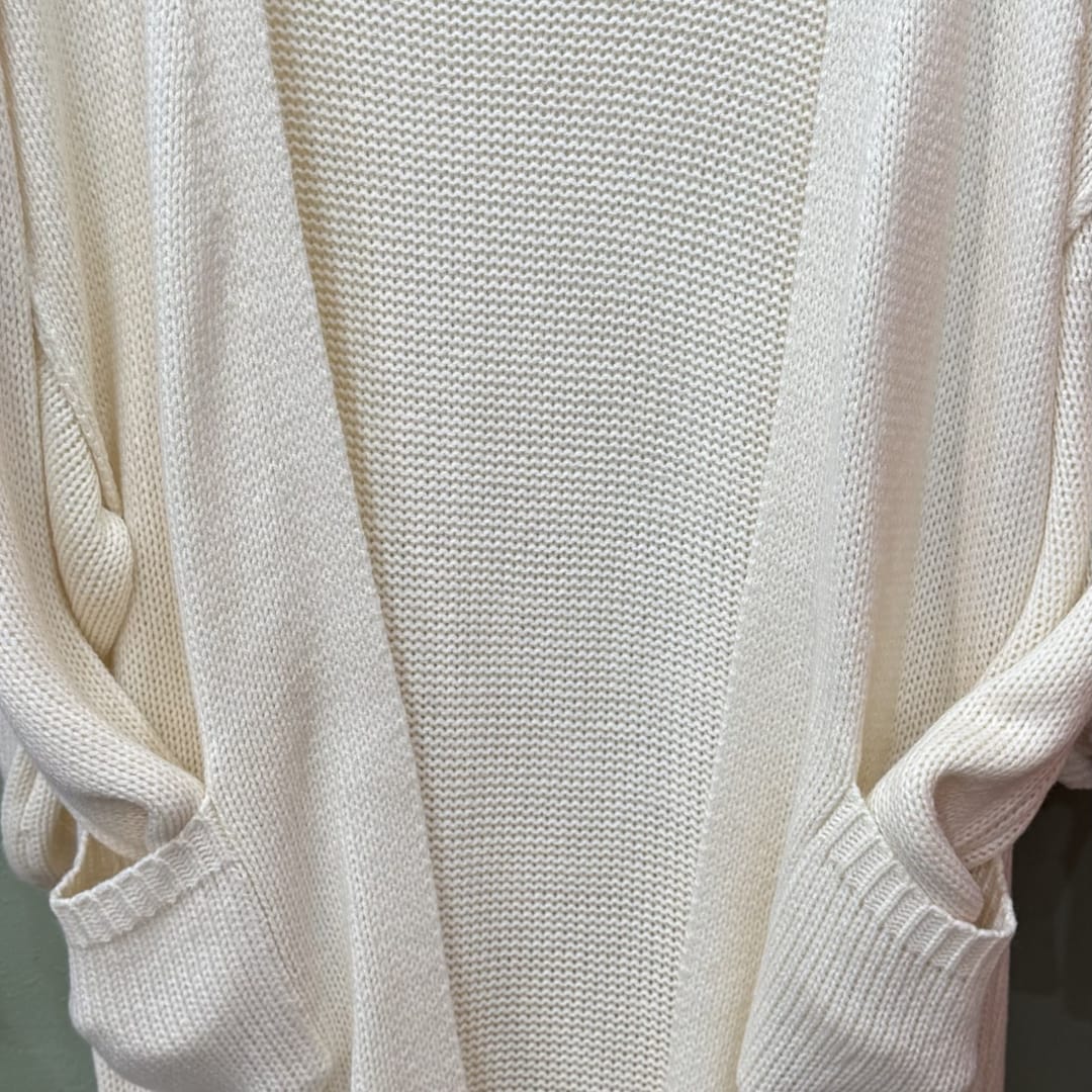 Cream knit cardigan with front pockets and long sleeves