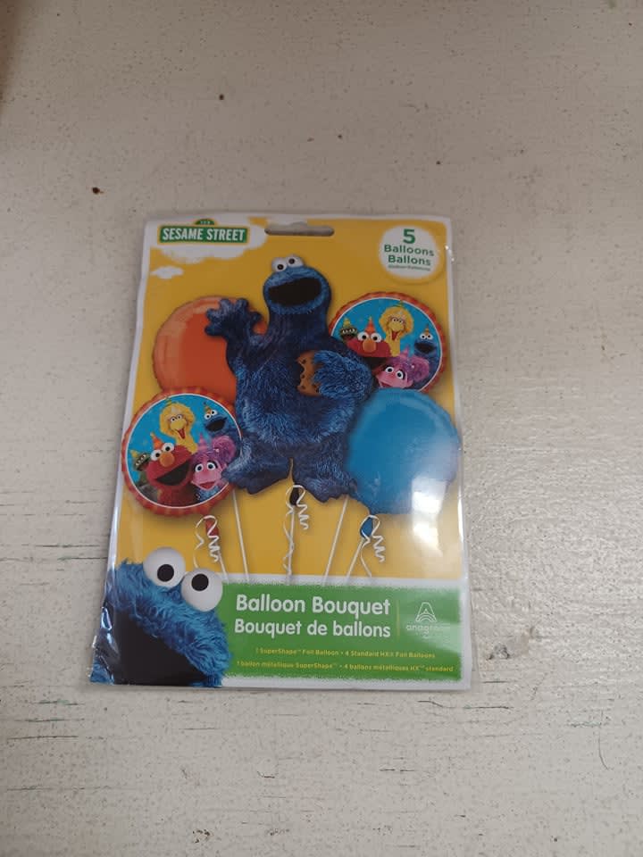 Sesame Street balloon bouquet kit with Cookie Monster balloons