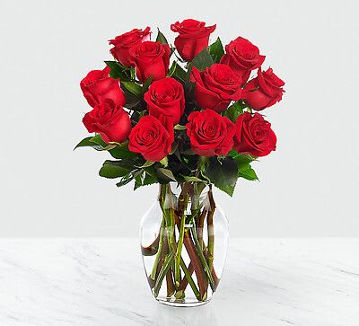 Bouquet of red roses in a clear glass vase