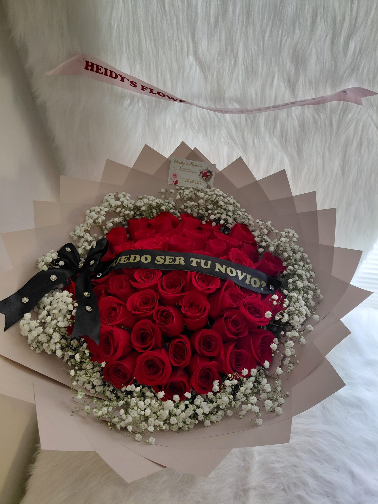 RED PASSION AND TENDERNESS - 50 Red roses whit a persononalized ribbon and baby's breath wrapped in clear paper. a perfec bouquet to show love. 50 rosas liston personalizado con nube yembuelto en papel claro