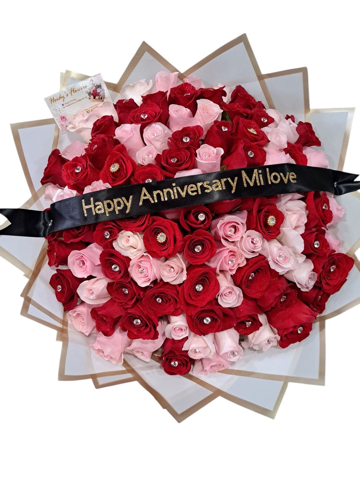 100  RED AND PINK ROSES - 100 RED ROSES AND PINK  WHIT DIAMONDS AND A PERSONALIZED RIBBON WRAPED IN WHITE PAPER. ITS A BIG BOUQUET 1OO ROSAS ROSADA Y ROJA CON DIAMANTES Y LISTON PERSONALIZADO EMBUELTO CON PAPEL BLANCO UN RAMO GRANDE Y ELEGANTE.