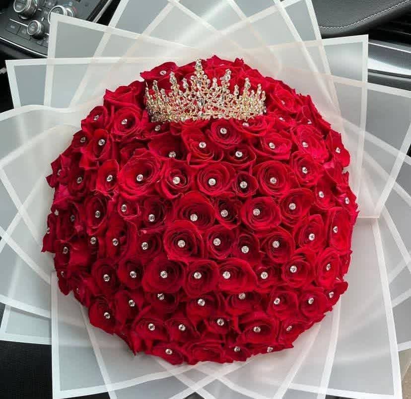100 red roses, a color that symbolizes love and passion. - 100 red roses with diamonds, wrapped in white paper.
