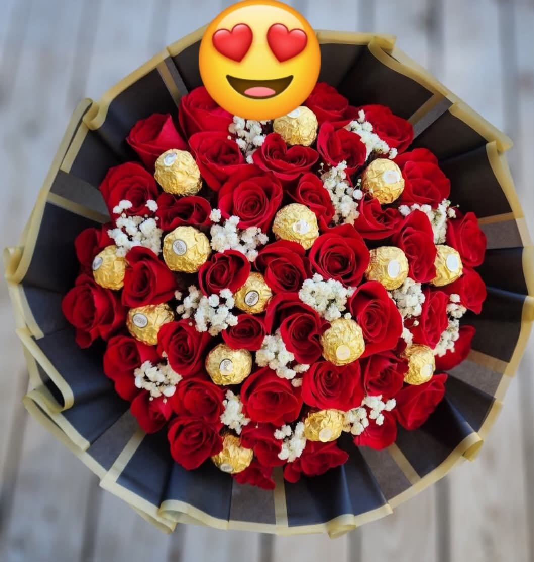 Red roses whit chocolate. - Red roses with chocolate. A bouquet full of love, passion, and sweetness. Win her heart with a bouquet like this and brighten her days.