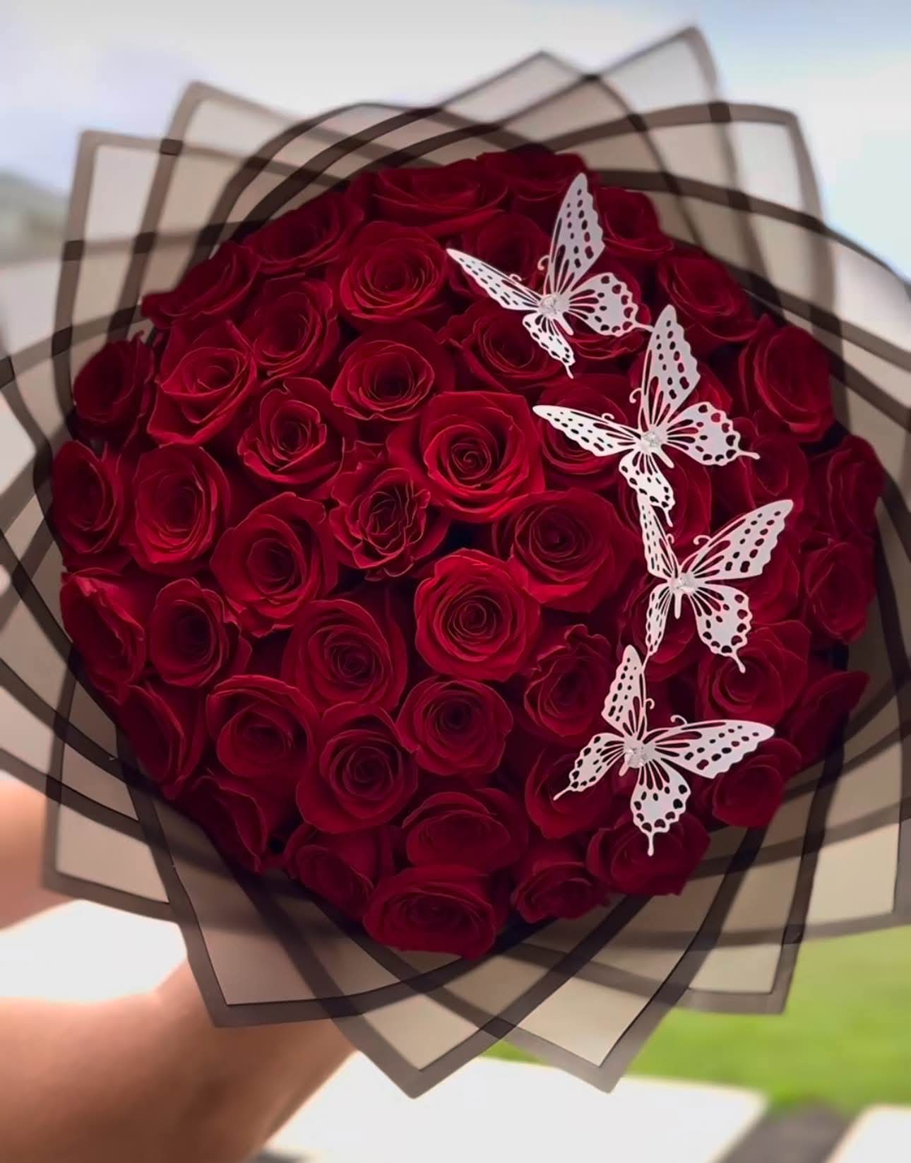Red roses whit butterflies.  - Elegant bouquet to win someone's heart. Red roses, bouquet with butterfly, personalized ribbon, and chocolates.