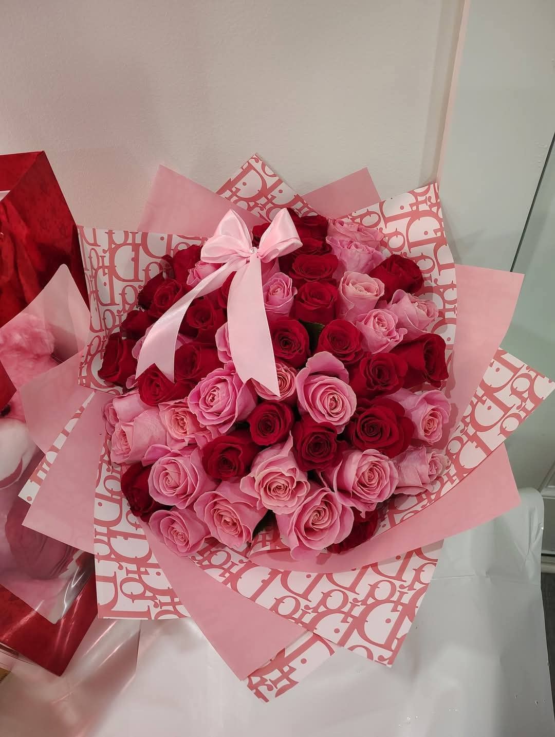 Red and pink roses. - Red and pink roses and Dior wrapping, personalized ribbon, balloons and chocolate, a large and elegant bouquet.