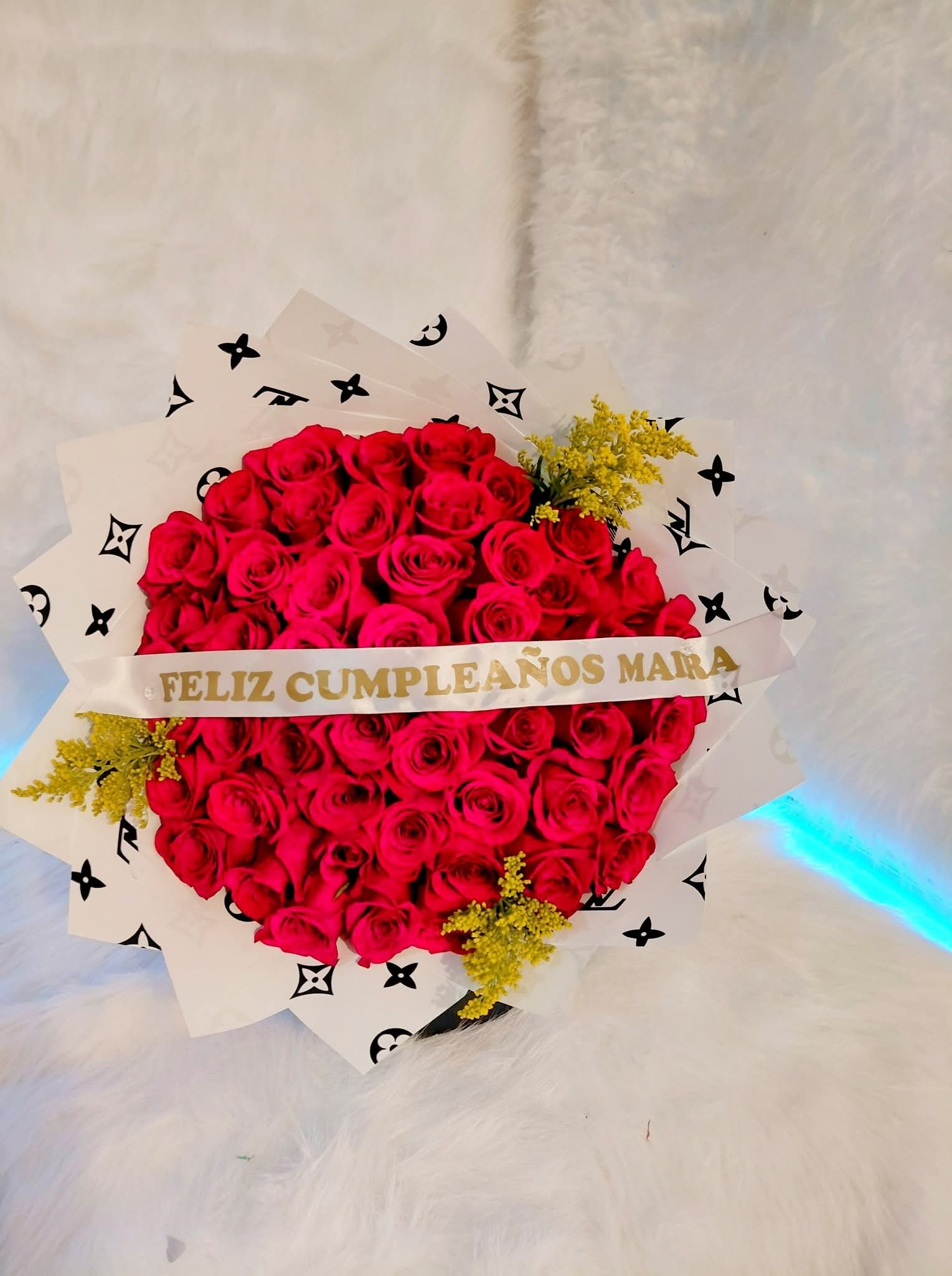Red roses whit personalized ribbon and chocolate  - Red roses whit chocolate. Ribbon personalized 