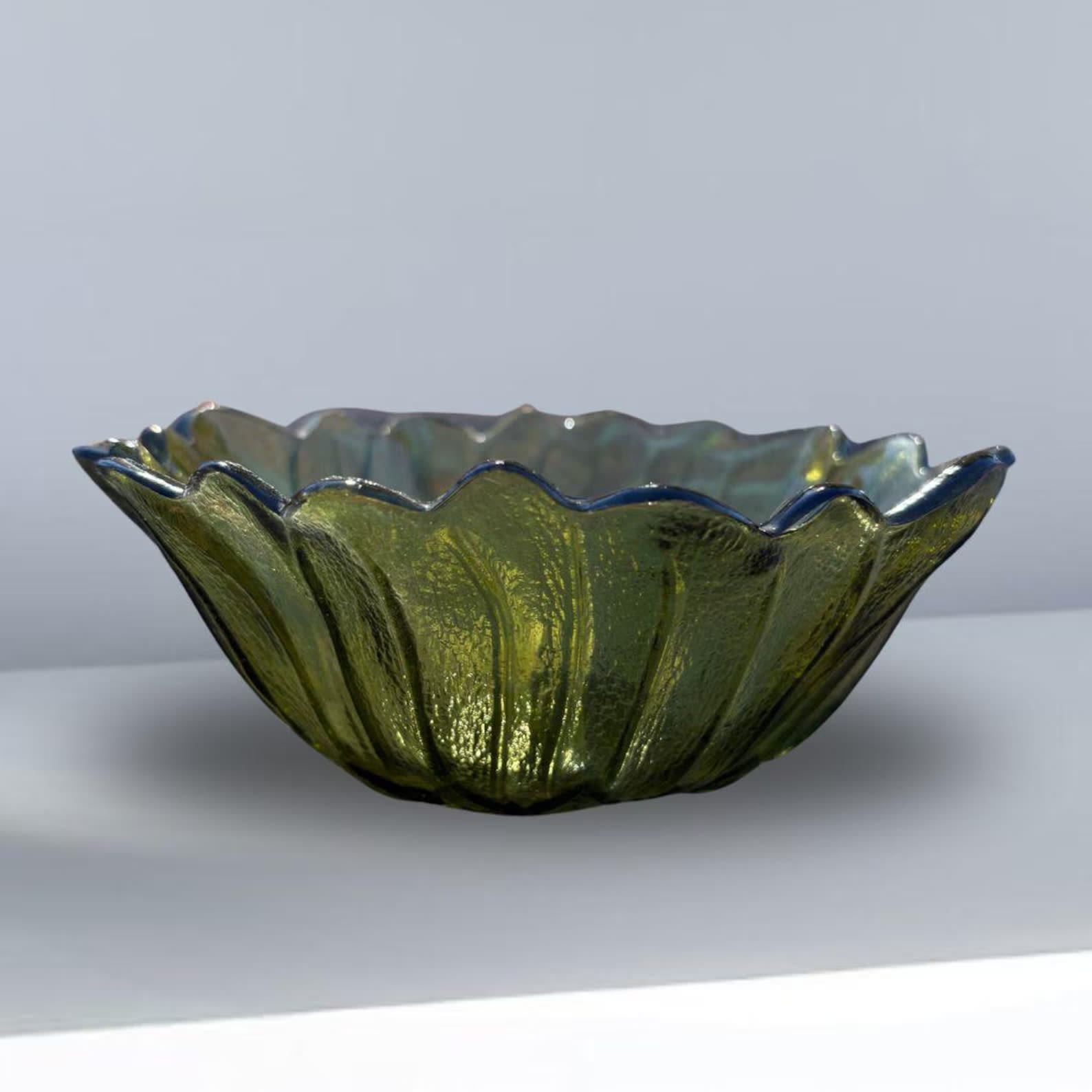  Indiana Glass Sunflower Bowl Avocado Green Glass Dish Bowl - Vintage Indiana Glass Sunflower Bowl Avocado Green Carnival Glass Dish.  Manufacturer and Style: It is a piece of vintage glassware made by the Indiana Glass Company, known for its Mid-Century Modern (MCM) style.  Design: The bowl features a vibrant avocado green color and a textured, embossed sunflower pattern.  Dimensions: 7-inch diameter and 2.5-inch height.