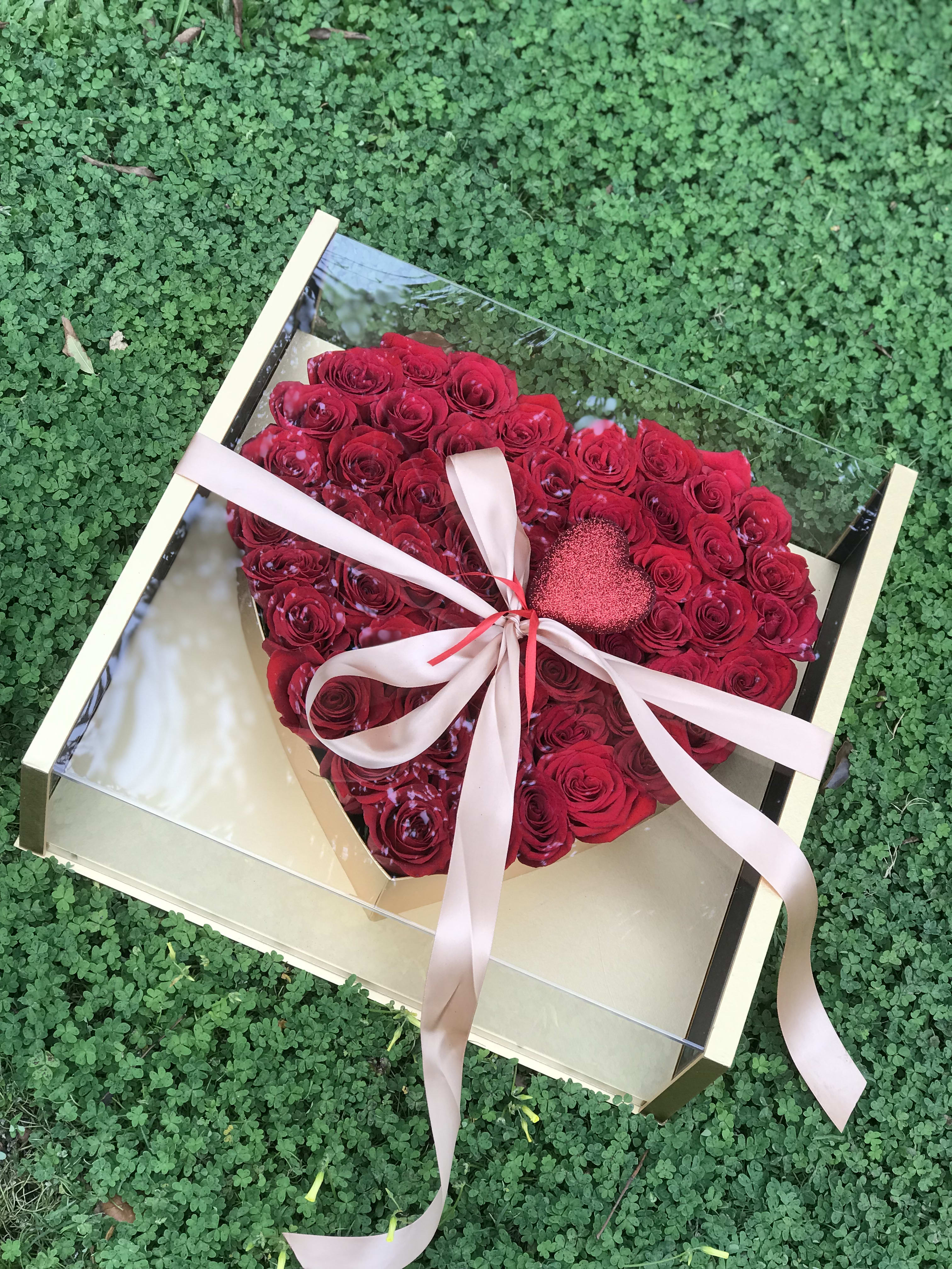 The Heart of All Hearts (gold box) - Mesmerizing arrangement!!! Our newest exclusive box that comes in gold, black, pink and rose-gold Colors. Looks like a gift box with clear top and sides that easily comes off so she can enjoy the fresh blooms and rose aroma. Comes with approx. 60 roses. The box is made of high quality materials and looks extra chic and grand.  - You can choose your box color and rose color at the special instructions section at checkout.
