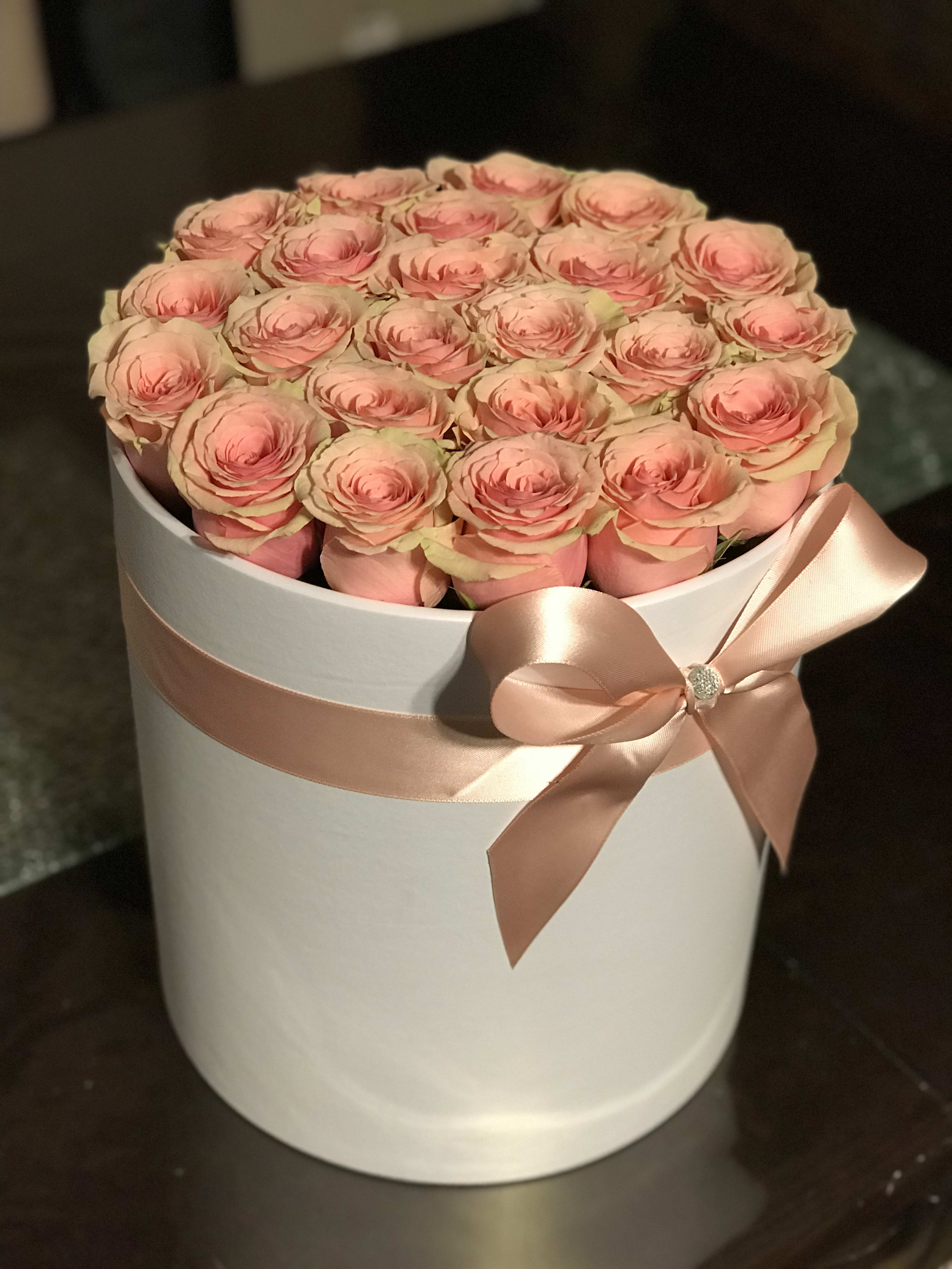25 rose tall box - This is a 13 inch tall box filled with 25 gorgeous roses of your color choice*. Tied around with a chic ribbon.  * you can choose the rose color at the special instructions section at checkout.