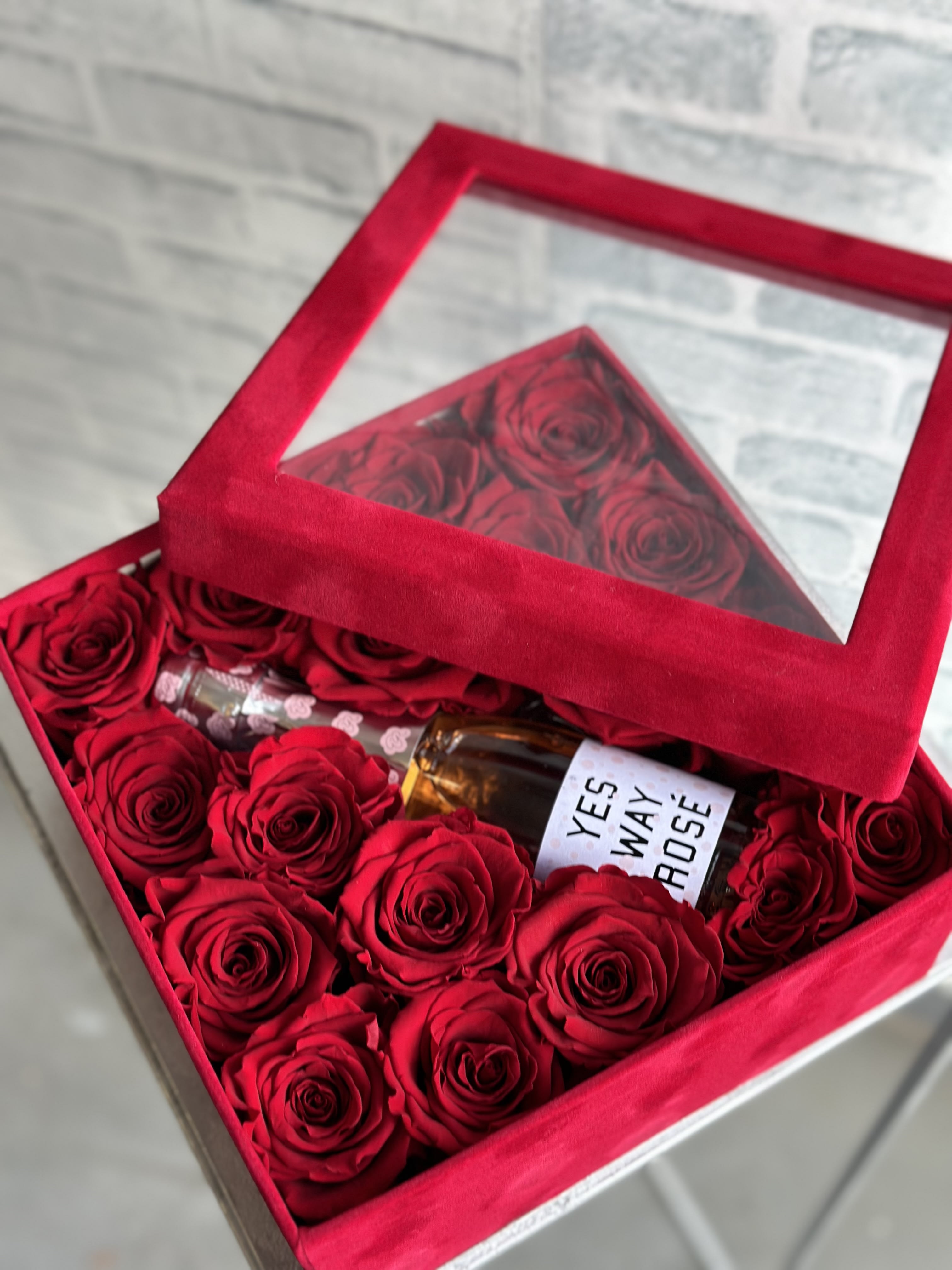Yes way Rosé - Beautiful red velvet box filled with velvety, red roses, and rosé mini size. 