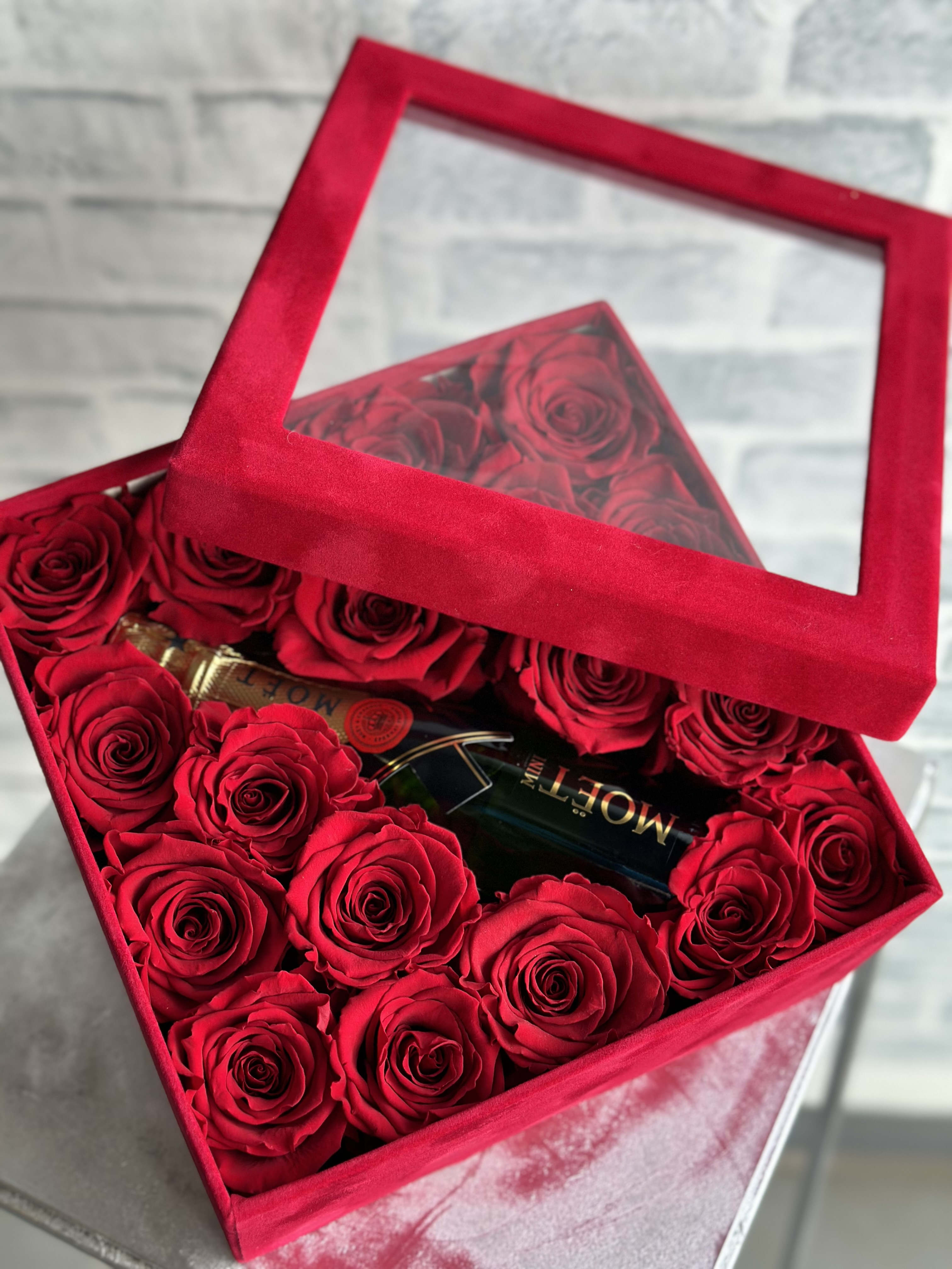 Yes to Moèt - Beautiful red velvet box, filled with red luscious roses companied with a mini bottle of Moét champagne.