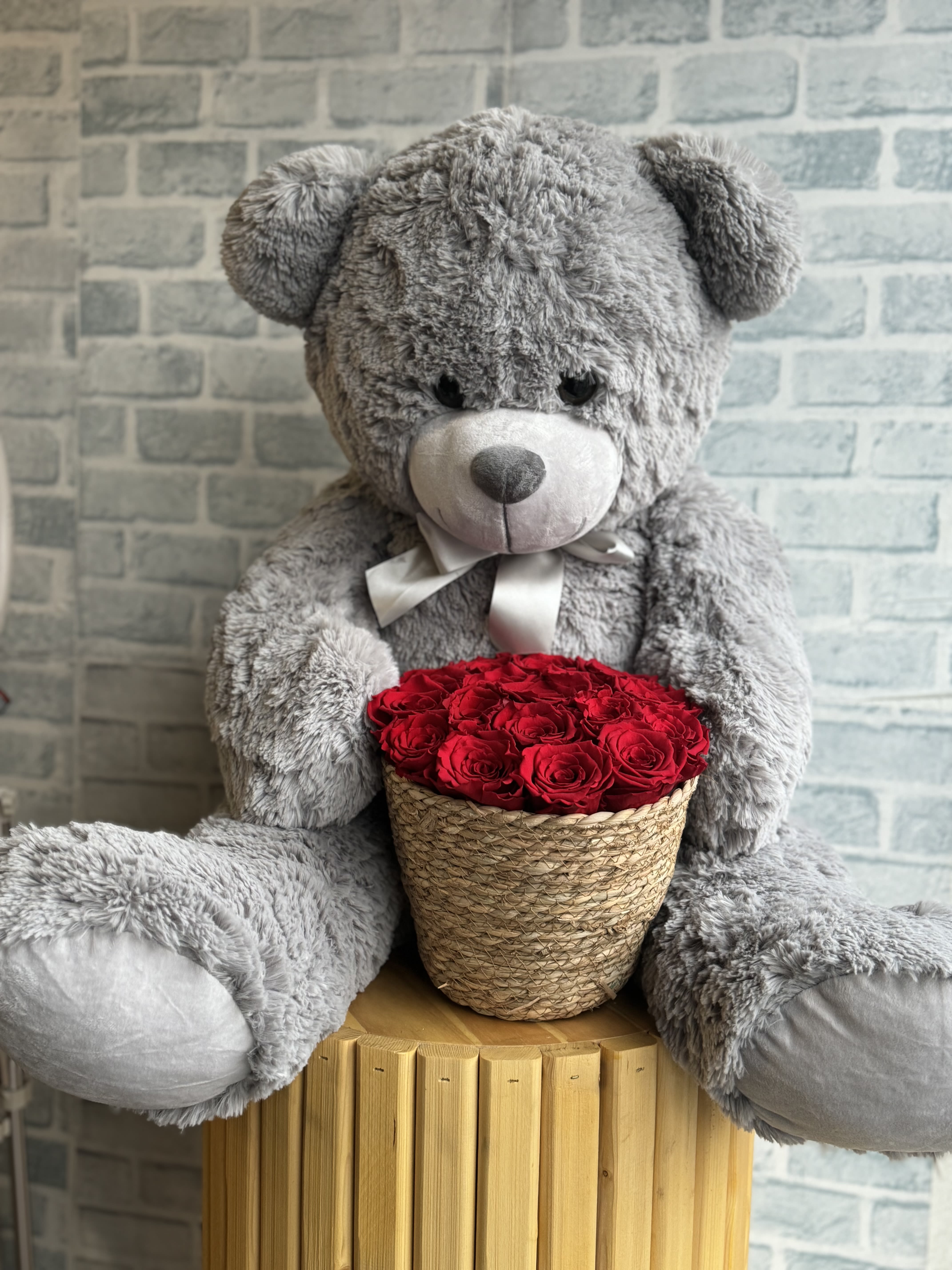 Preserved rose bear Large - Large fluffy teddy bear with preserved roses in a basket