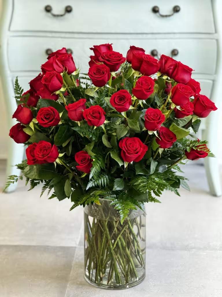 Bouquet of red roses in a clear glass vase
