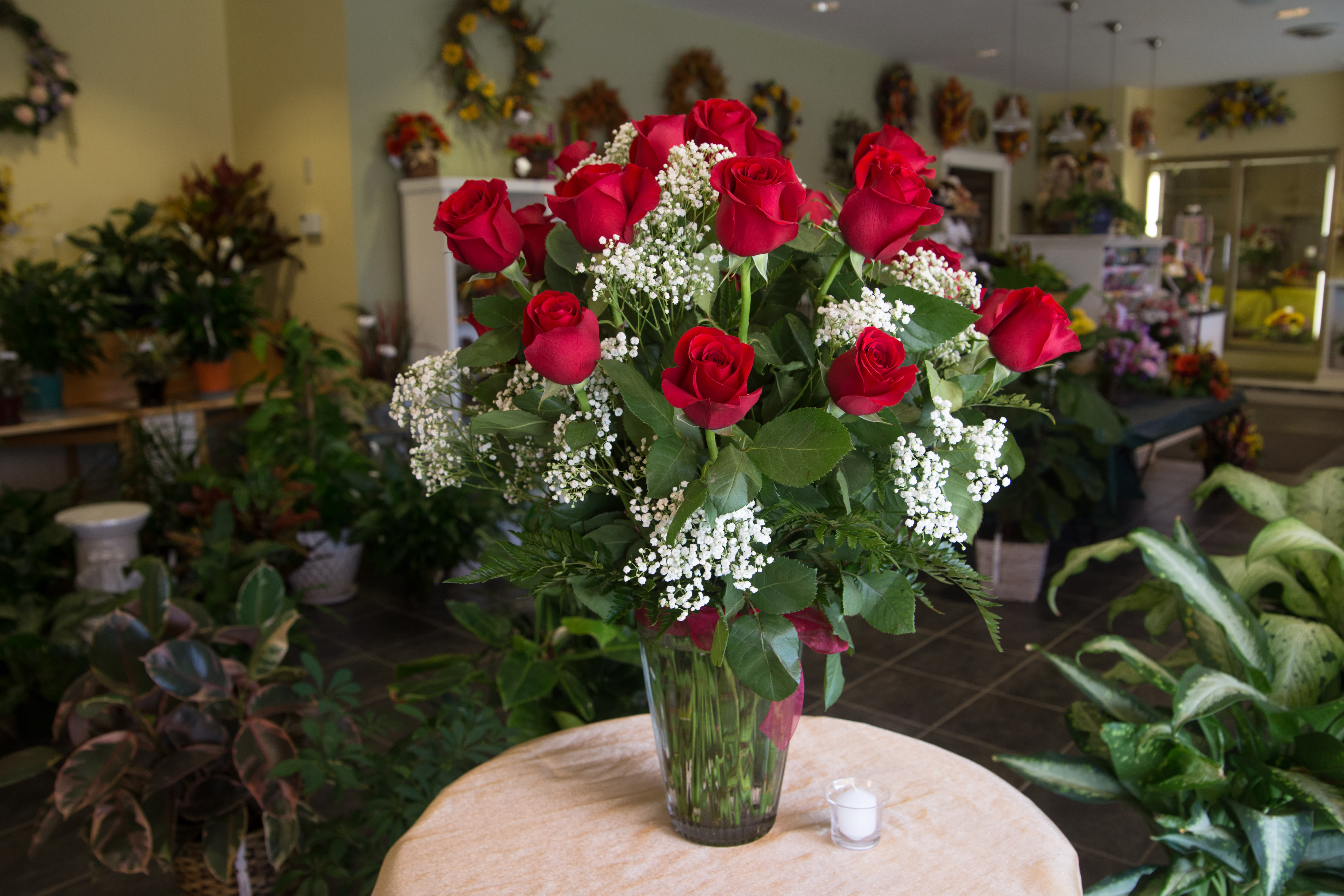 Bouquet of red roses and baby's breath in a clear glass vase