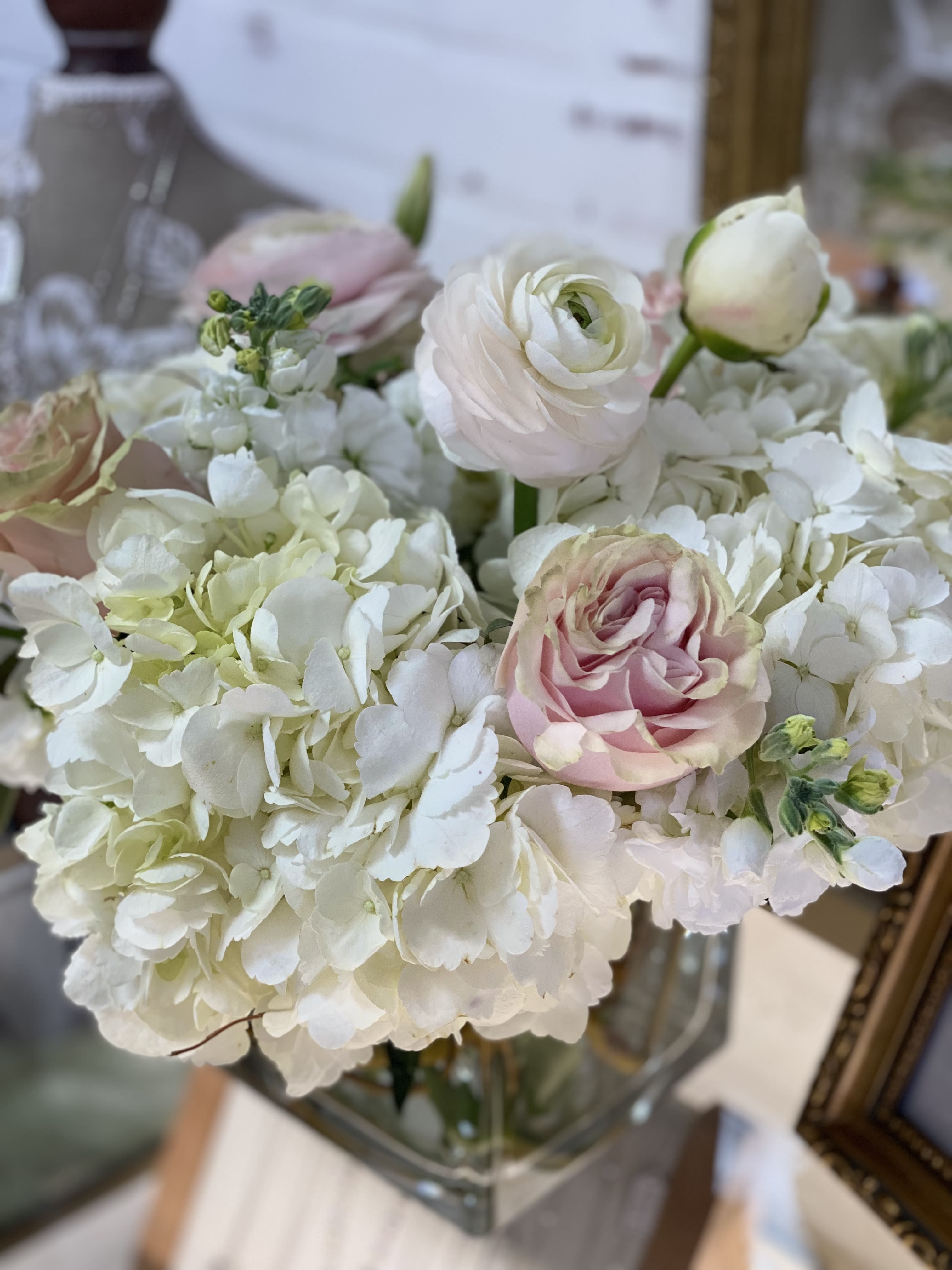 Cloud - Gorgeous light &amp; Delicate flowers in an elegant glass cube