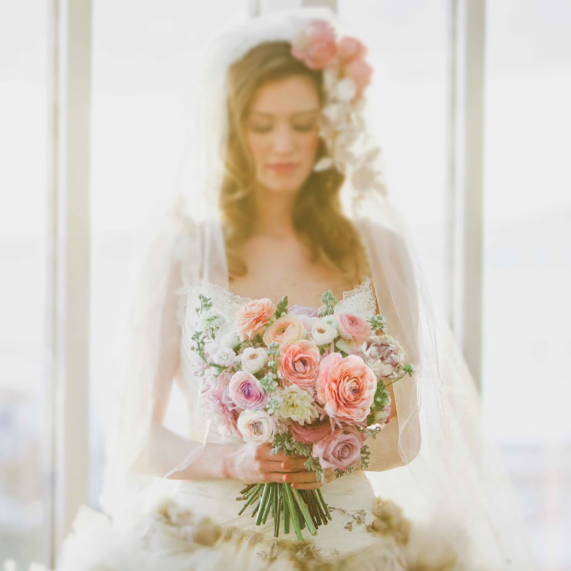 The ELLE bridal bouquet  - Adorn your romantic day with the prettiest hand tied bouquet full of lovely pale, powder and blush colors, the perfect fashionable palette for the romantic bride. Roses of the prettiest nude colors mixed with ranunculus and other beautiful seasonal flowers, handpicked for their gorgeous pastel colors. Blomst LA only uses fresh, high quality flowers, all carefully selected every day to fit your flower order. We offer a personal hand delivery by our own delivery staff and guarantee the flowers will look perfect, when they arrive. We deliver in Glendale, Pasadena, Eagle Rock, Hollywood, Burbank, Beverly Hills - and everywhere else in Greater Los Angeles.