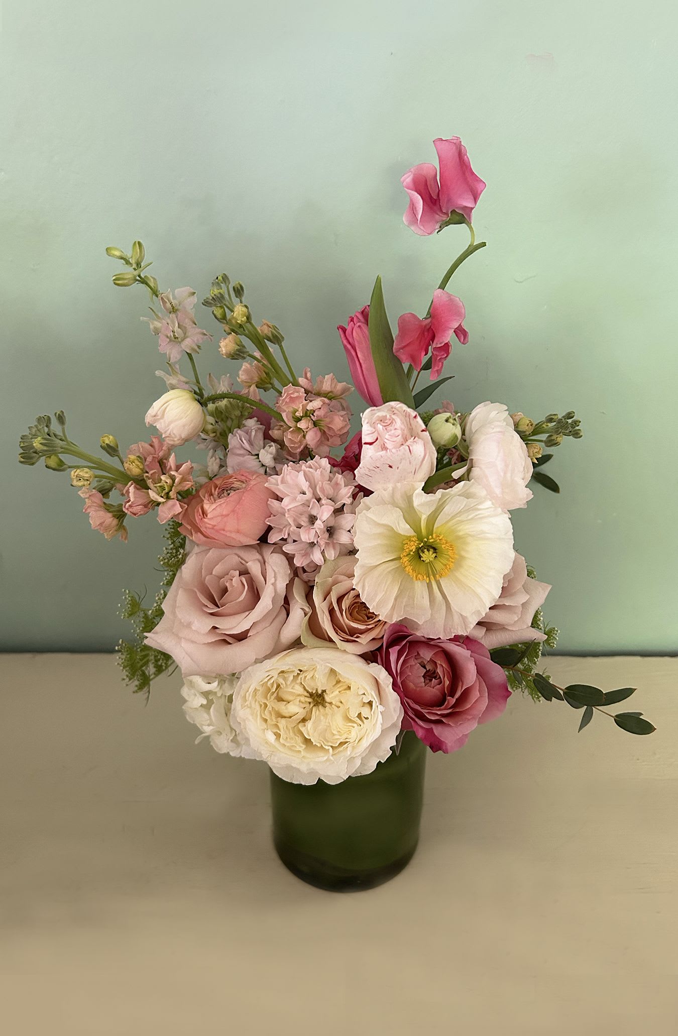 The Pippi - A smaller, yet super pretty arrangement placed in a smaller jar/vase (4 by 6"), full of lovely powder and blush colors, the perfect fashionable palette. The size is perfect for the coffee table or the bedside table. Roses of the prettiest nude colors mixed with pretty pastel flowers. Choose Deluxe for a fuller and larger arrangement with more flowers. Choose premium for the x-l version of the arrangement with even more flowers. Blomst LA only uses fresh, high quality flowers, all carefully selected every day to fit your flower order. We offer a personal hand delivery by our own delivery staff and guarantee the flowers will look perfect, when they arrive. We deliver in Glendale, Pasadena, Eagle Rock, Hollywood, Burbank, Beverly Hills and - and everywhere else in Greater Los Angeles.