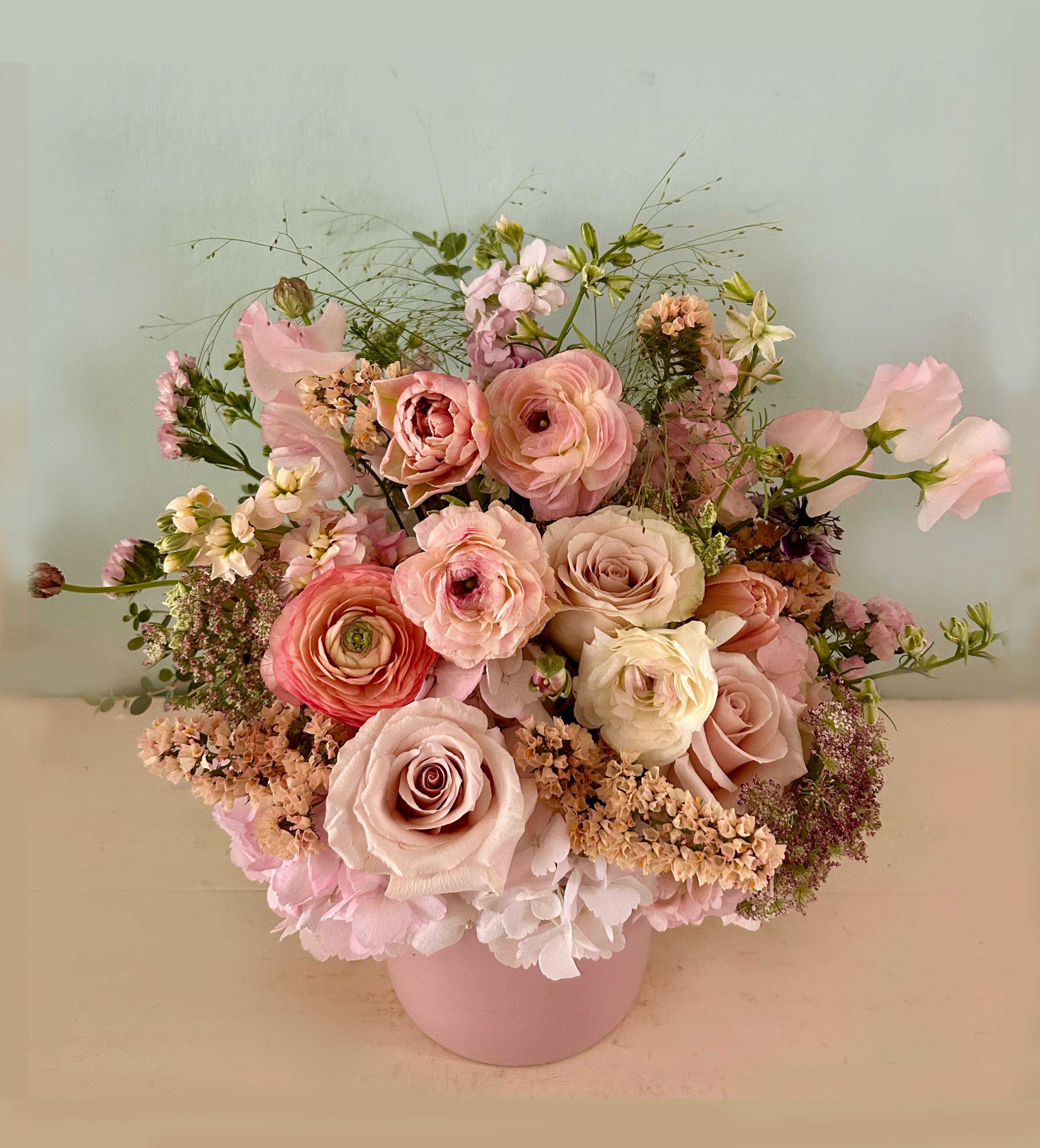 The Ago dusty pastel - Make someone happy with the stylish arrangement of golden, dusty, blush colors, the perfect fashionable palette. Let a special someone enjoy the pretty seasonal stems placed in a pastel colored ceramic pot (approx. 4 by 5 inches). Blomst LA only uses fresh, high quality flowers, all carefully selected every day to fit your flower order. We offer a personal hand delivery by our own delivery staff and guarantee the flowers will look perfect, when they arrive. 