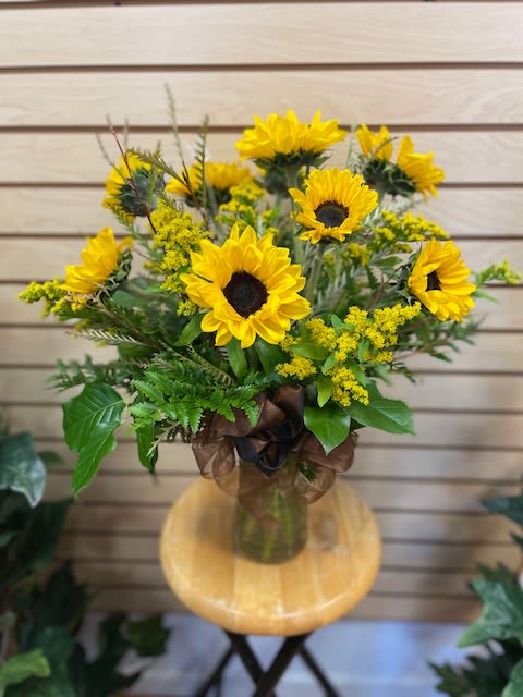 Bouquet of yellow sunflowers in a glass vase