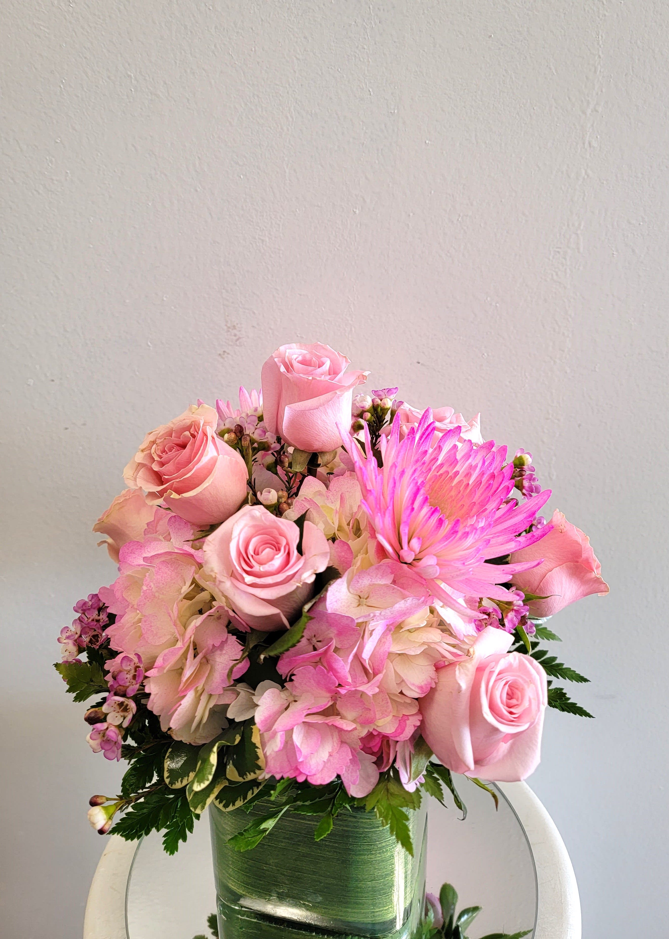 Pink roses and hydrangeas in a glass vase