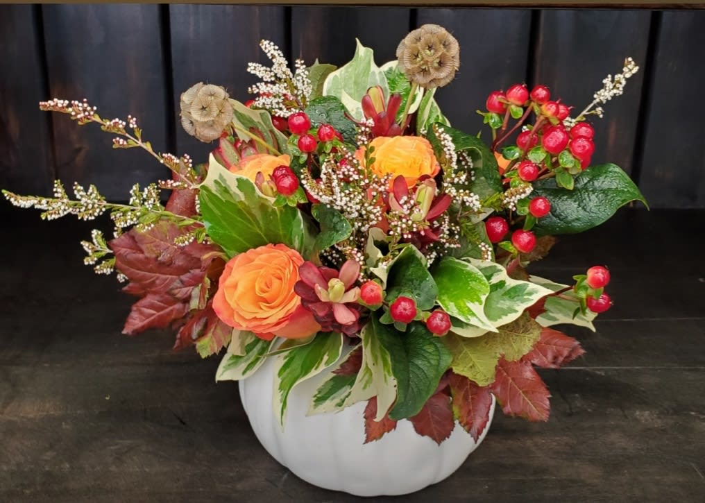 Pumpkin Spice - Fall is in the air! This design is perfect for a small table centerpiece or just because it's fall. *All pumpkin containers have "Give Thanks" in gold lettering.*