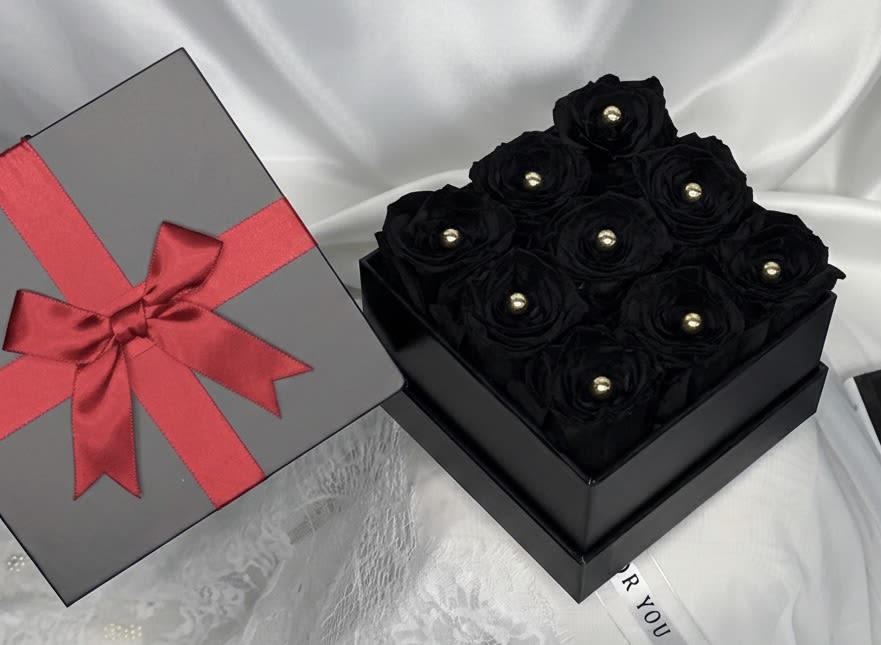 Midnight Black Luxury Square – Preserved Roses - Mysterious, bold, and undeniably luxurious.  Our Midnight Black Luxury Square features premium preserved black roses accented with subtle gold details, arranged inside a sleek black square box with satin ribbon. The dramatic tone creates a striking and modern aesthetic.  Preserved roses maintain their beauty for months — even years, offering a long-lasting and unforgettable statement.  Perfect for unique luxury gifting, modern celebrations, or someone who appreciates bold elegance.  A powerful design that commands attention.