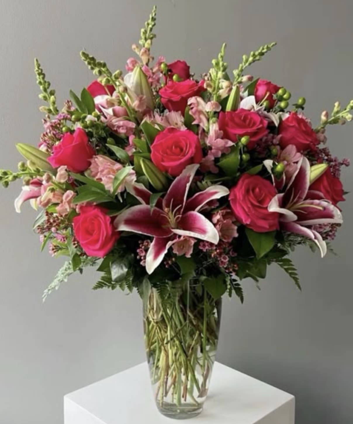 Elegance - The phrase "delivered with the original colors and design" means the item arrives in its exact, authentic, and unmodified visual state as it was first created, released, or manufactured. It has not been repainted, redesigned, or altered in any way.