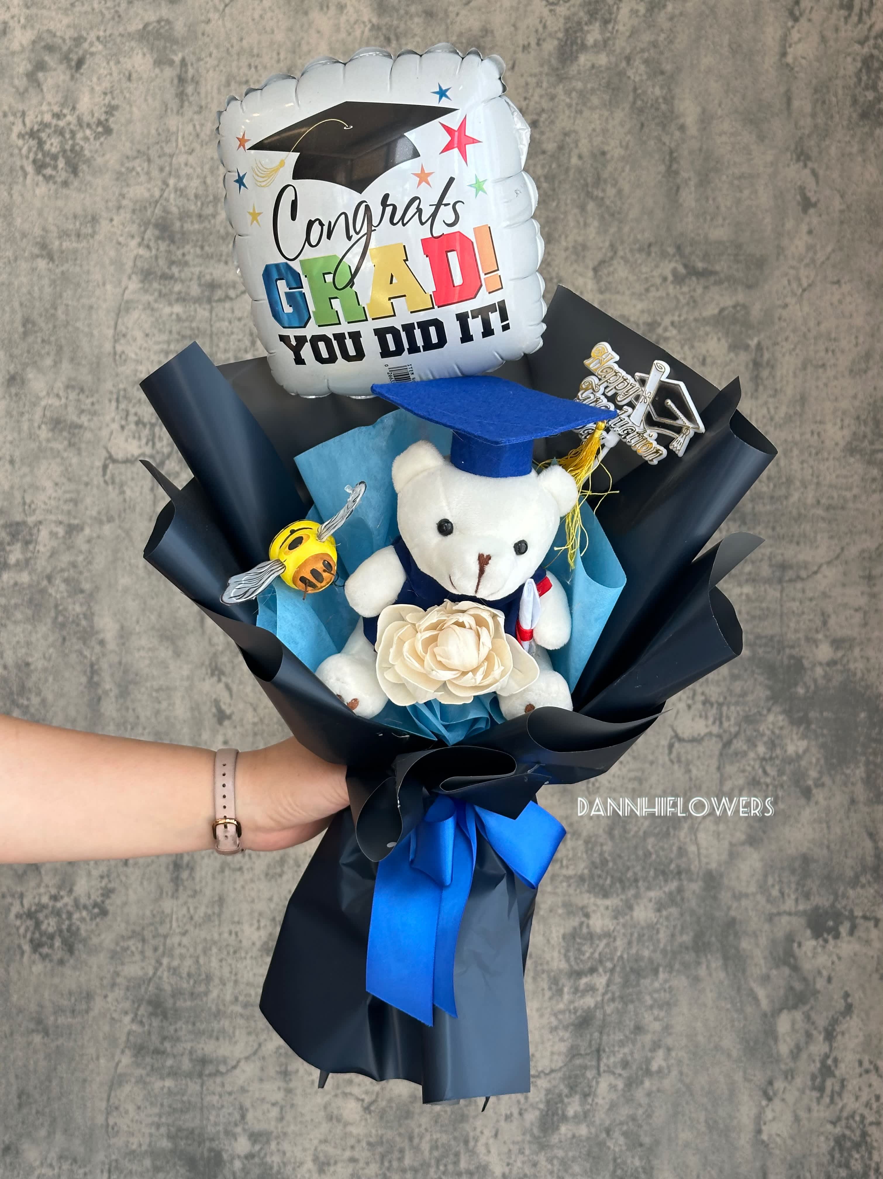 Graduation Bear bouquet 01 - All items is included in the bouquet. *Graduation stick is not available.