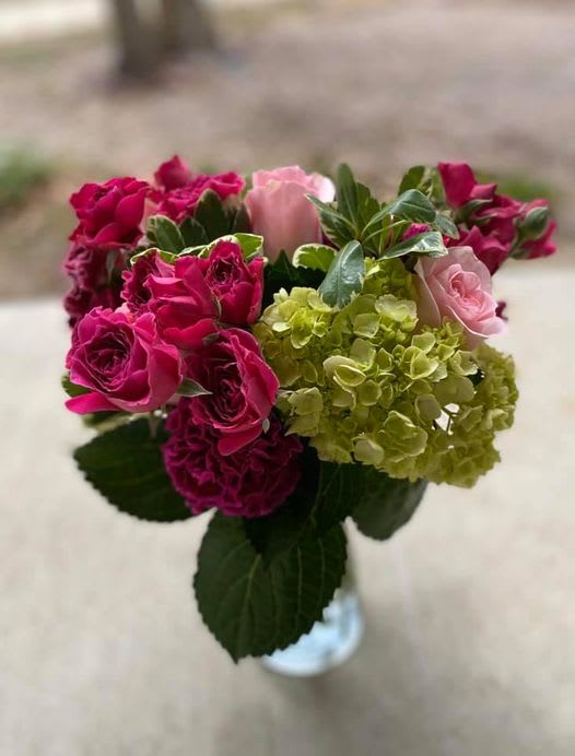 Bouquet of pink roses and green hydrangeas in a vase