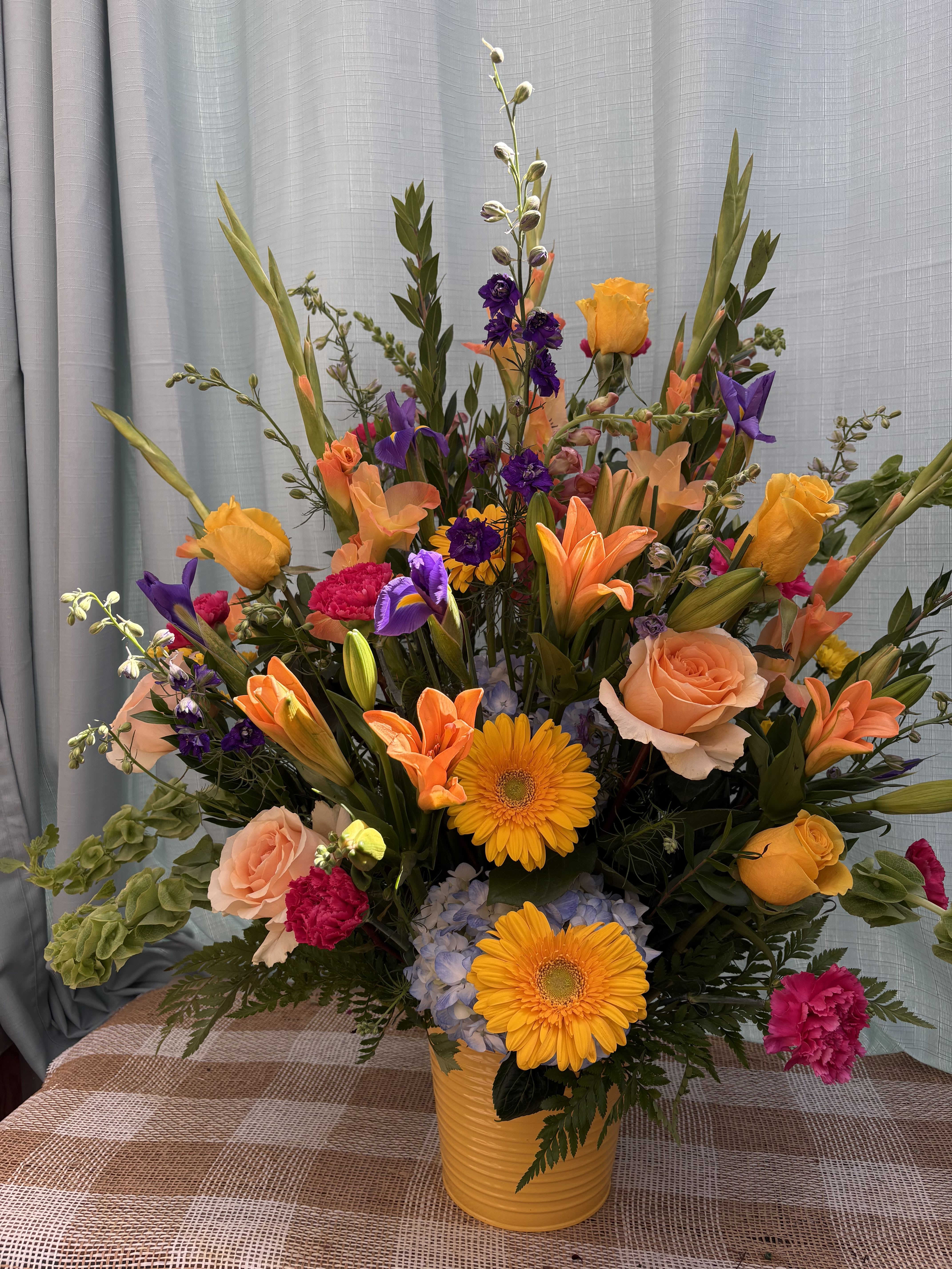 SUMMER RAYS  - A large, bright arrangement of blooms in vibrant summer colors. Perfect for capturing the feel of the rays of the summer sun 