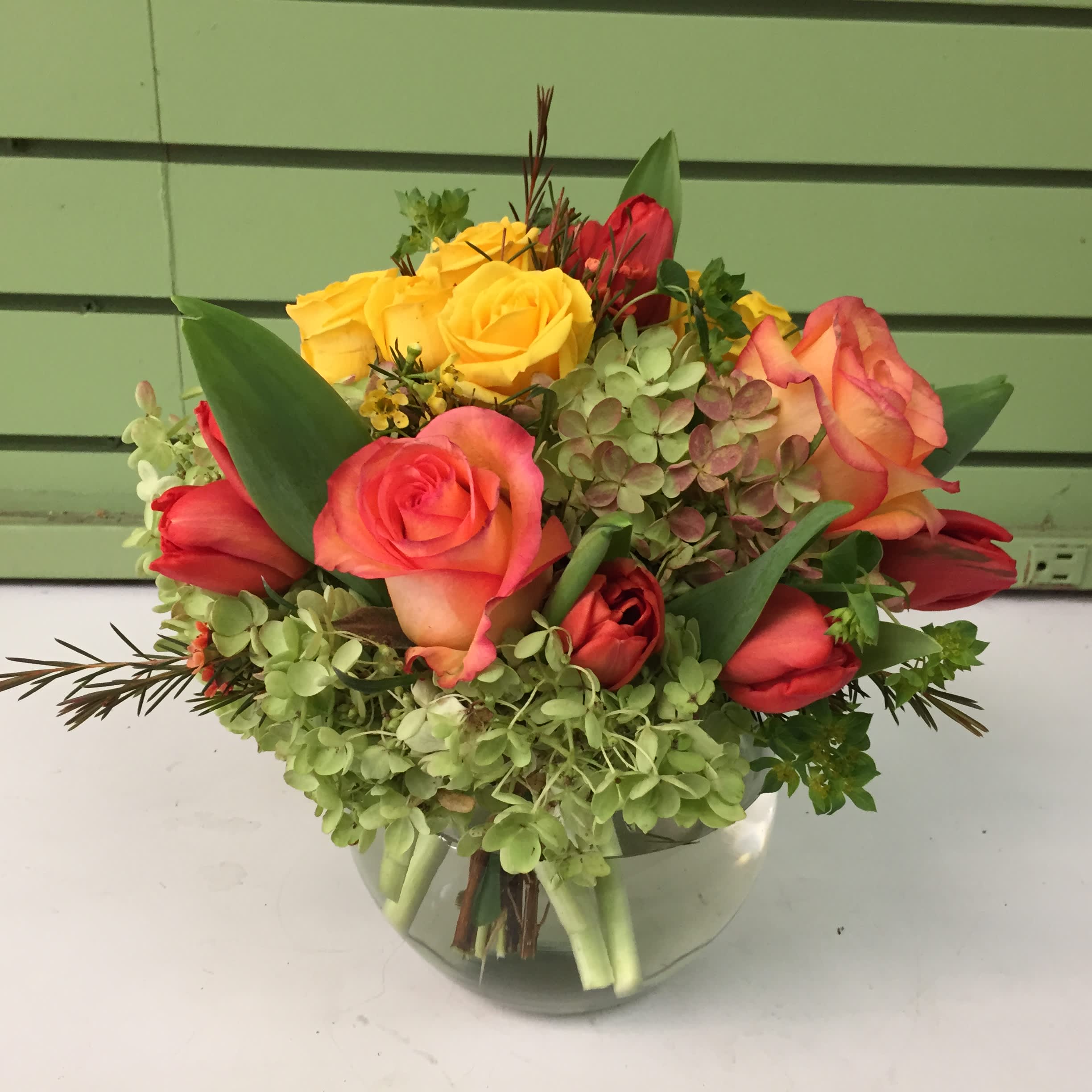 Mixed bouquet of roses and hydrangea in a glass vase