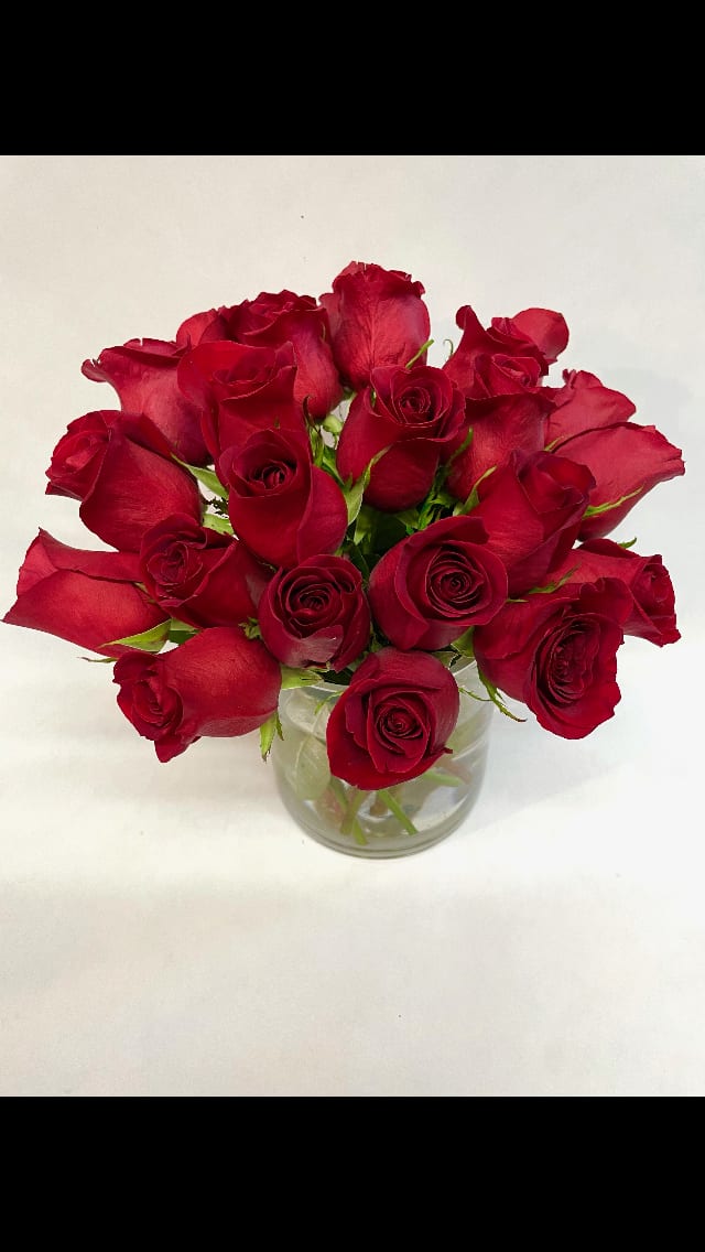 Bouquet of red roses in a clear glass vase