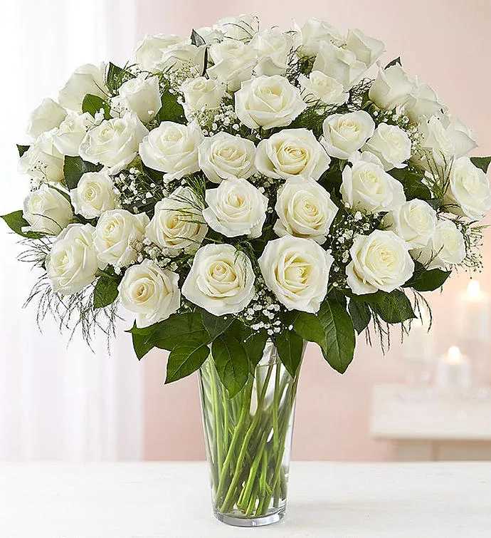 Bouquet of white roses in a clear glass vase