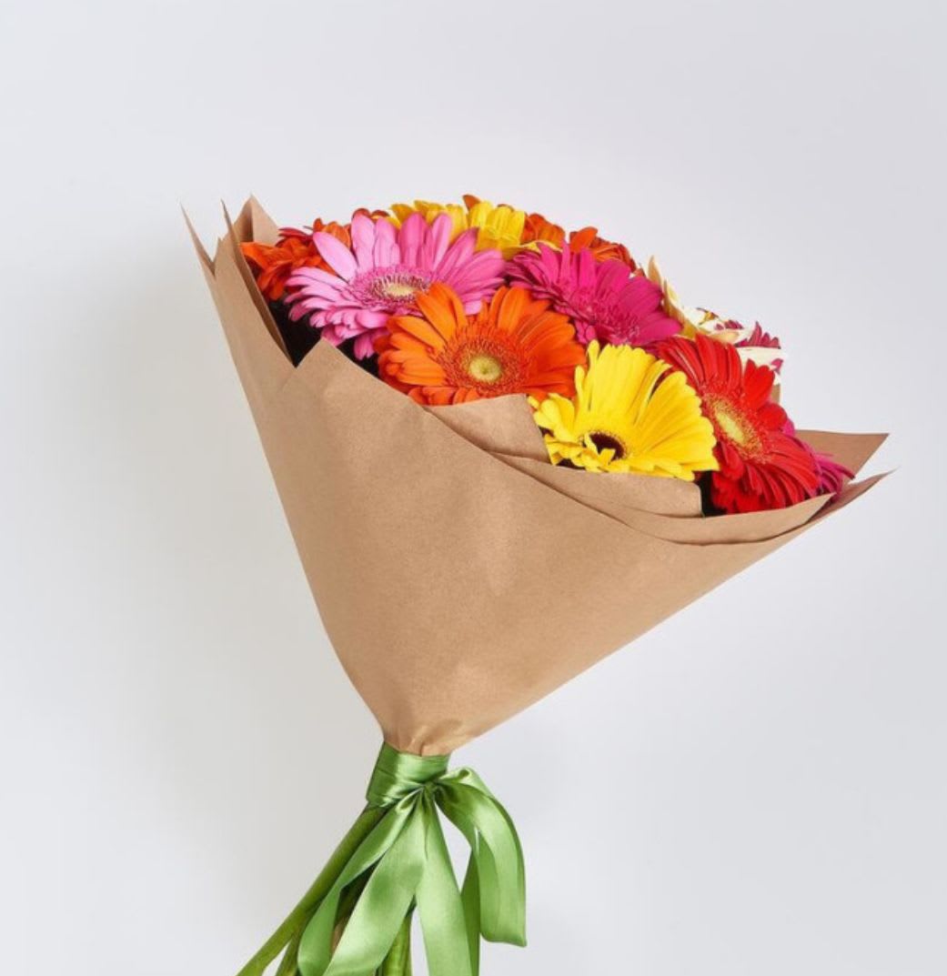 PAPER WRAPPED GERBER HERA - A vibrant and cheerful bouquet of gerberas, perfect for brightening any space or expressing feelings of happiness and appreciation. Their vivid colors and fresh design radiate positive energy, making it the ideal gift to celebrate special moments or simply bring joy to a loved one’s day.