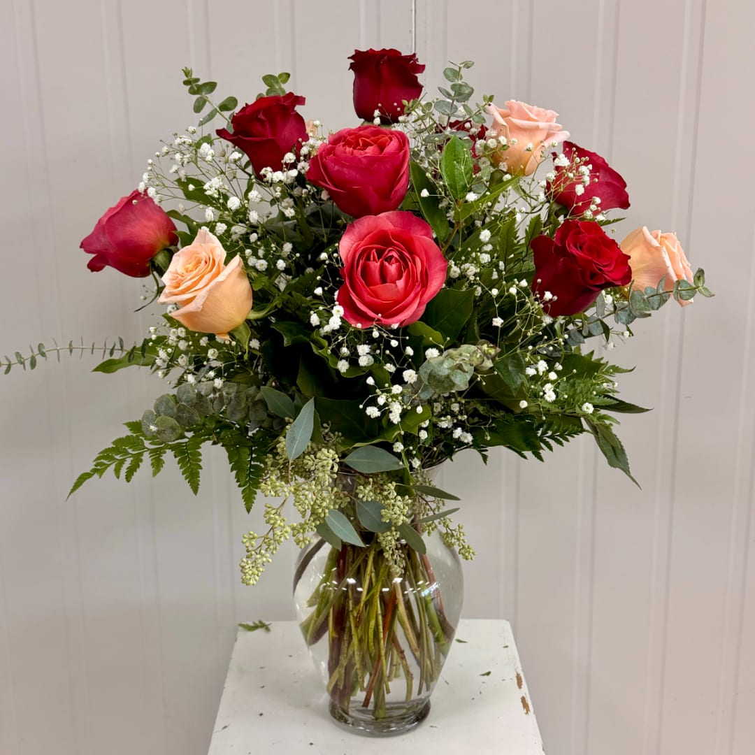 Bouquet of red and peach roses in a clear glass vase