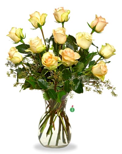 Bouquet of pale yellow roses in a clear glass vase