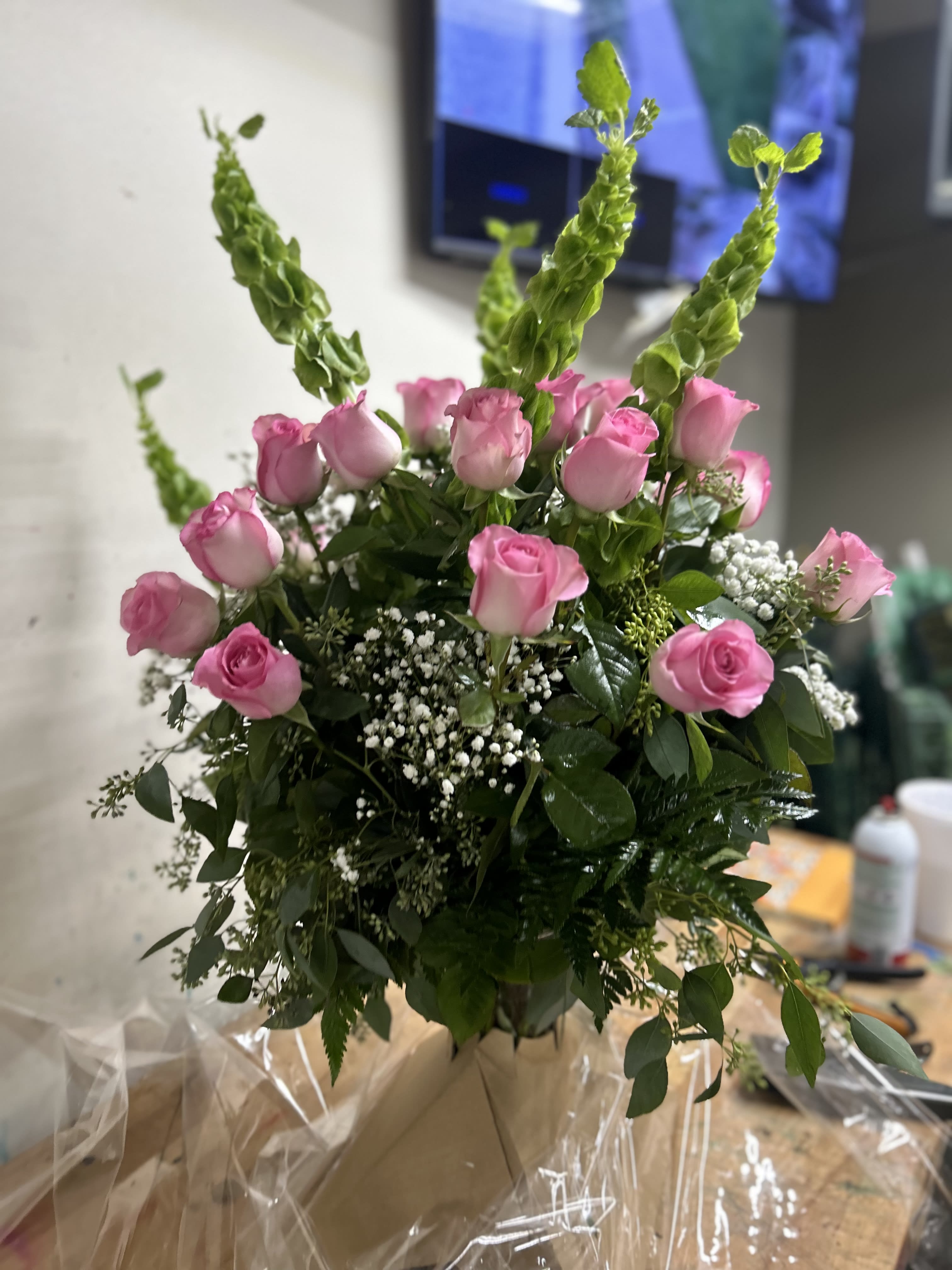 Roses in vase any color - Roses in a vase any color