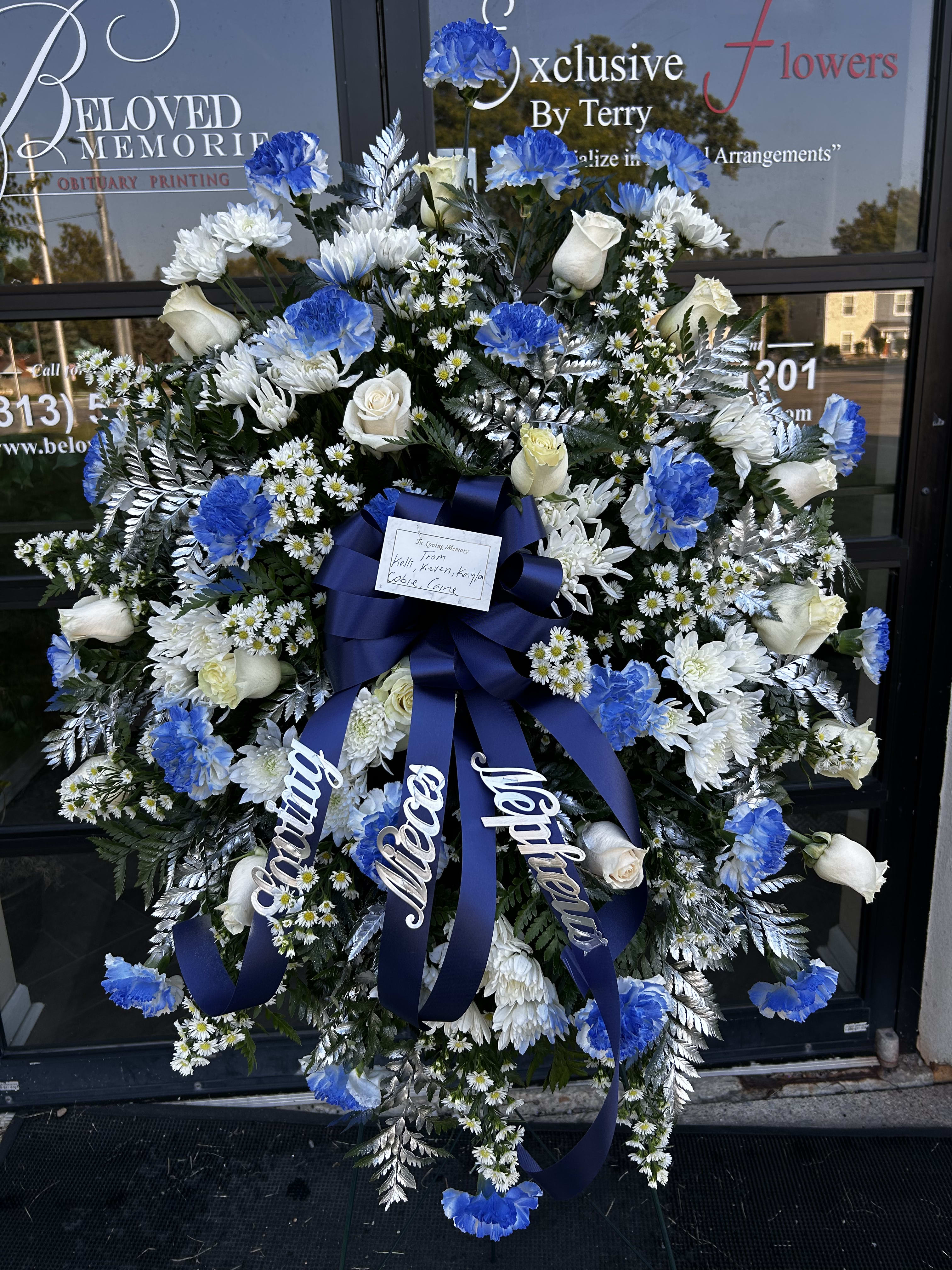 Standing arrangement blue and silver - This stand comes with roses and carnations and baby’s breath 