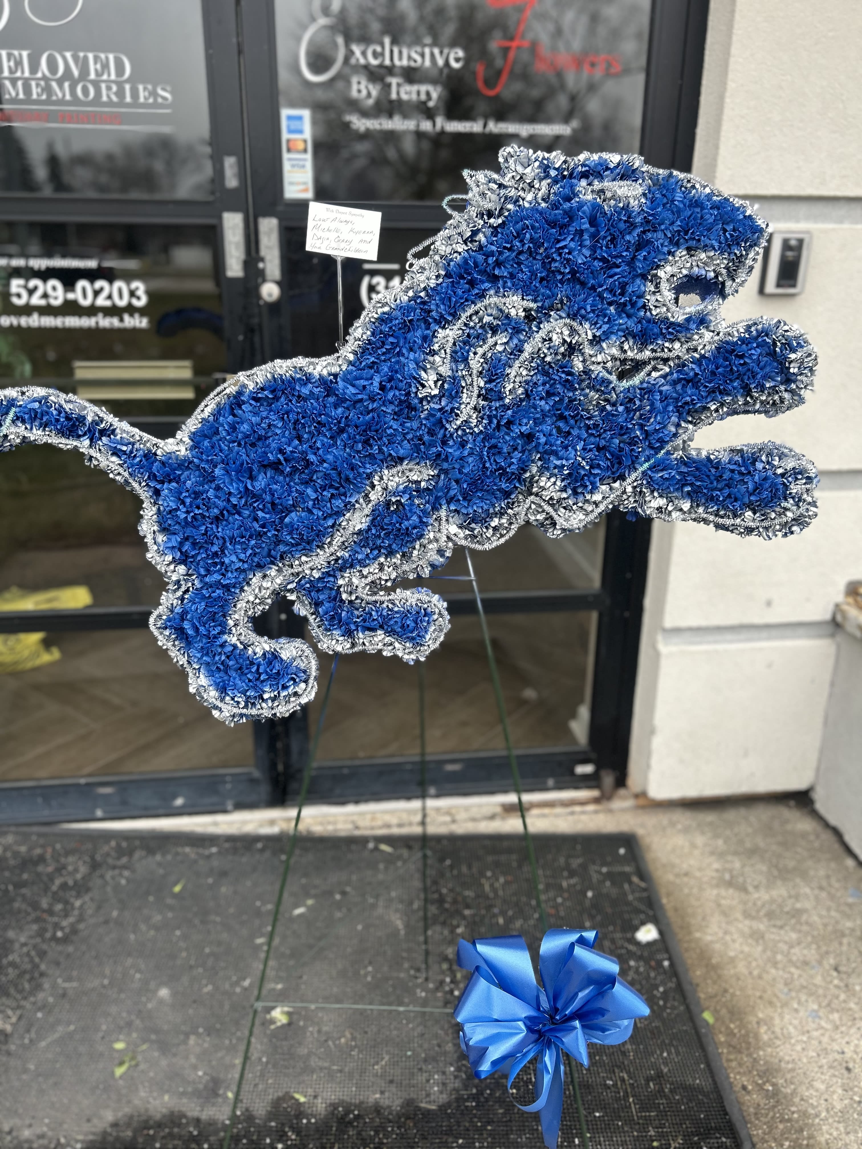 Lion made of flowers - Custom pieces come in all colors