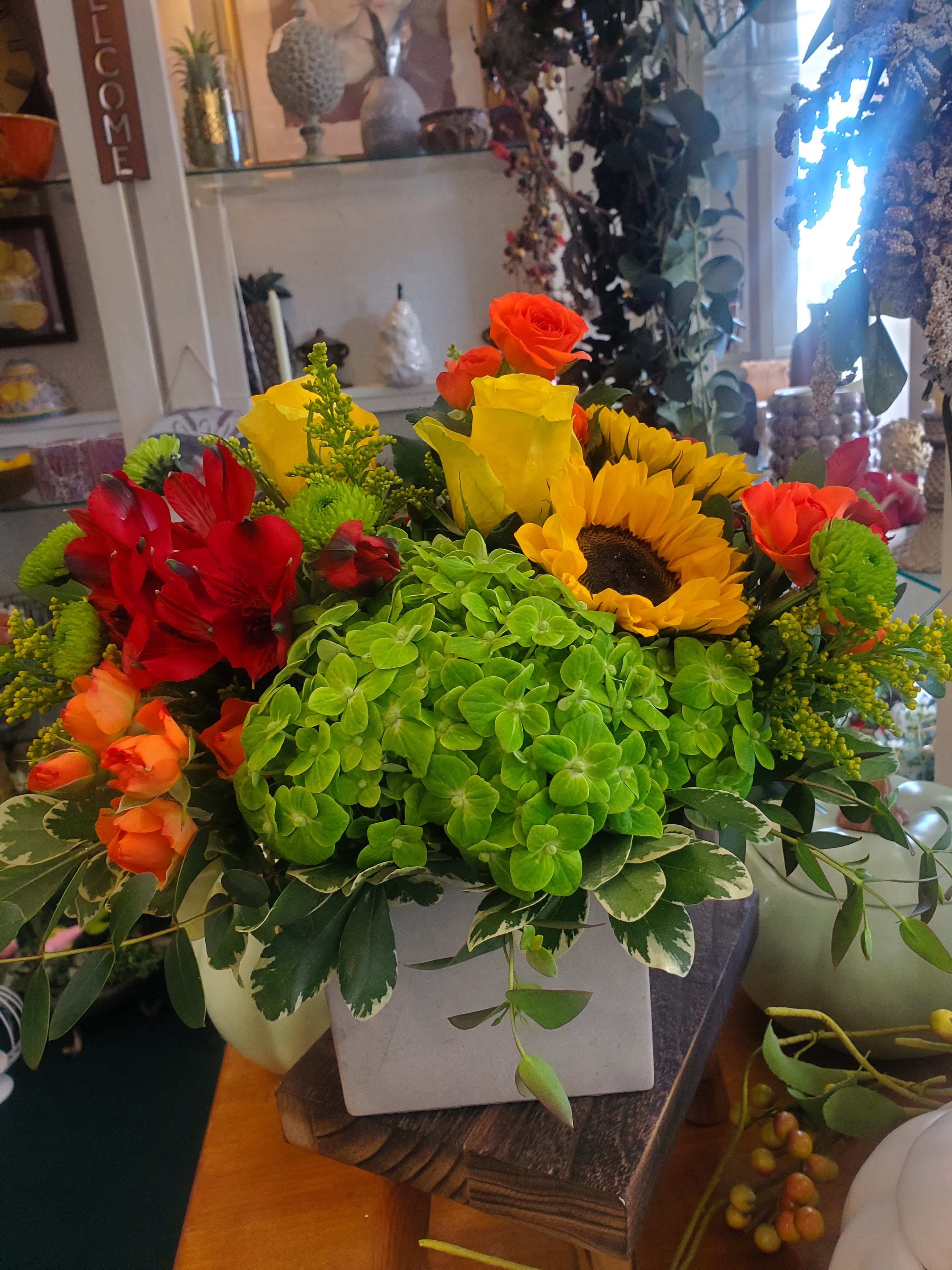 FALL SPLENDOR - ASSORTED FRESH FALL TONES IN A KEEPSAKE CUBE
