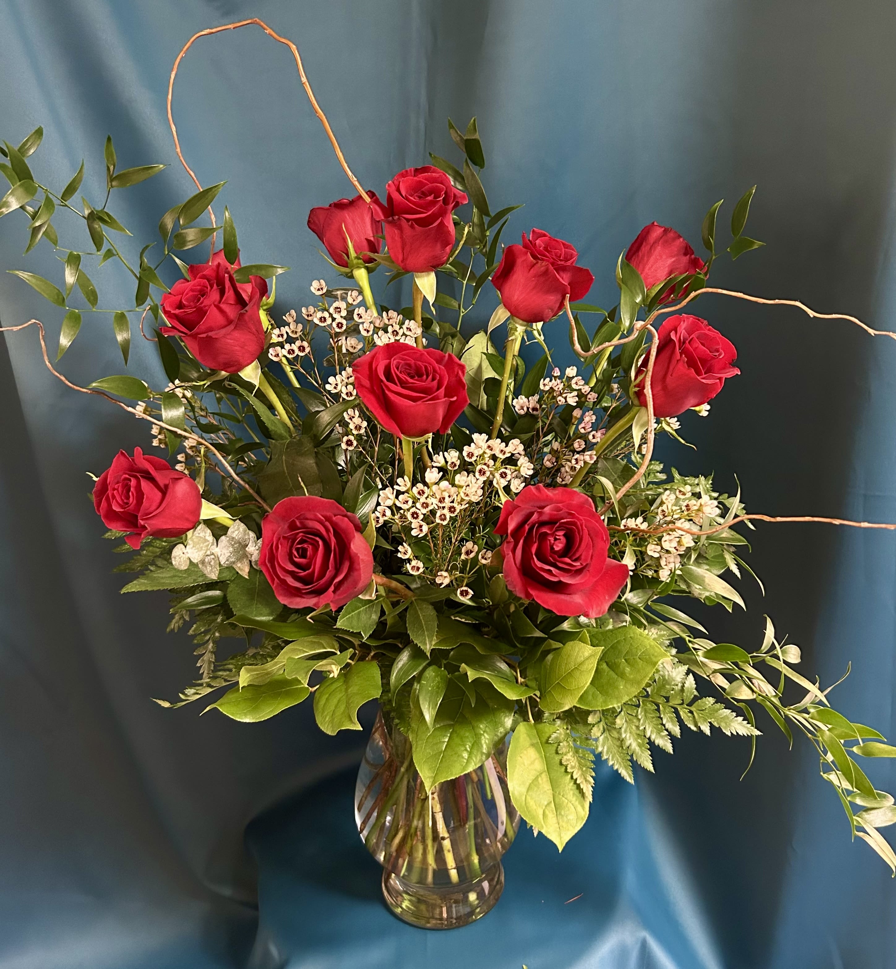 Rosy Romance - Perfectly arranged and ready to impress, this timeless gift transcends words, making it the ultimate expression of love and admiration.