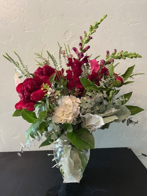 Bouquet of red and white flowers in a glass vase