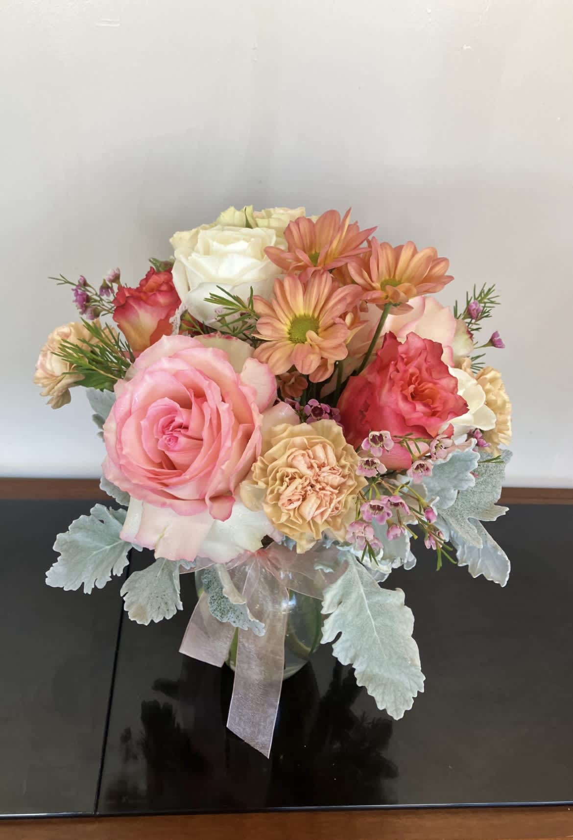 Mixed pink and peach bouquet in a glass vase